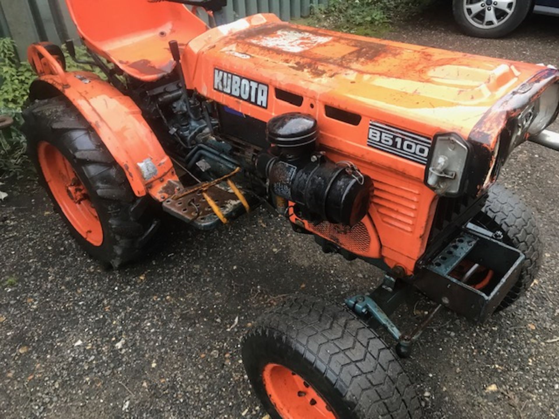 KUBOTA COMPACT TRACTOR ON GRASS TYRES. WHEN TESTED WAS SEEN TO DRIVE, STEER AND BRAKE. - Image 3 of 7