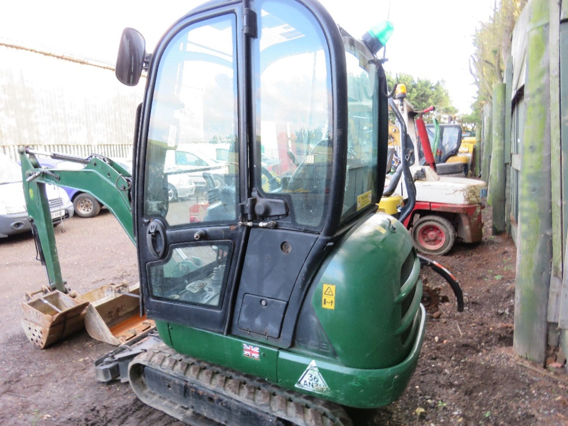 JCB 8018 CABBED MINI EXCAVATOR YEAR 2016. 3 X BUCKETS. 2552 REC HOURS. EXPANDING TRACKS PLUS EXTENSI - Image 5 of 8