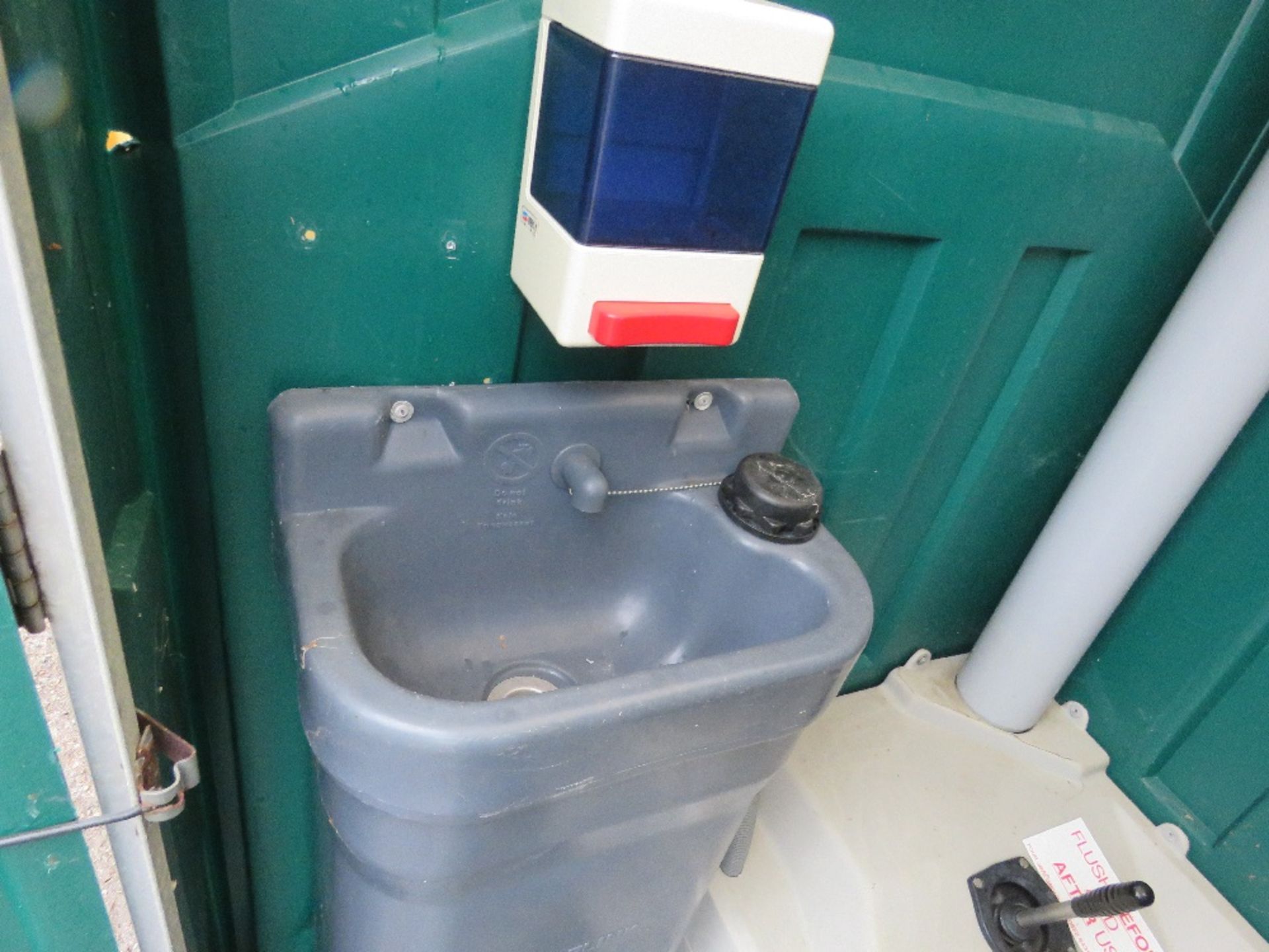 PORTABLE SITE TOILET WITH SINK. - Image 3 of 4