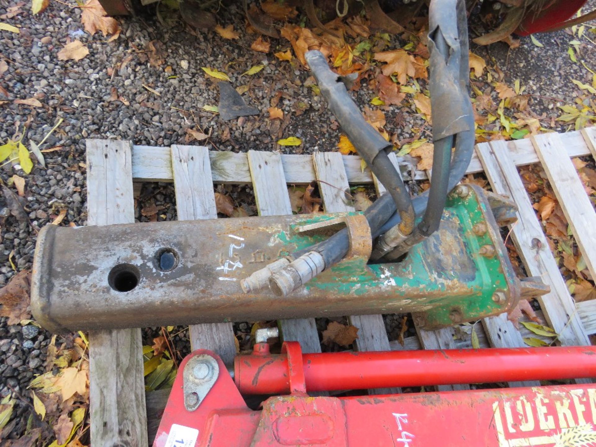 HYDRAULIC EXCAVATOR BREAKER ON 30MM PINS. NO POINT, CONDITION UNKNOWN. - Image 2 of 2