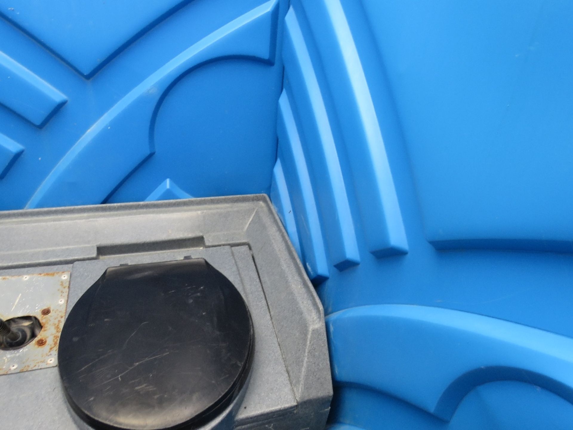 PORTABLE SITE TOILET WITH SINK. - Image 4 of 5