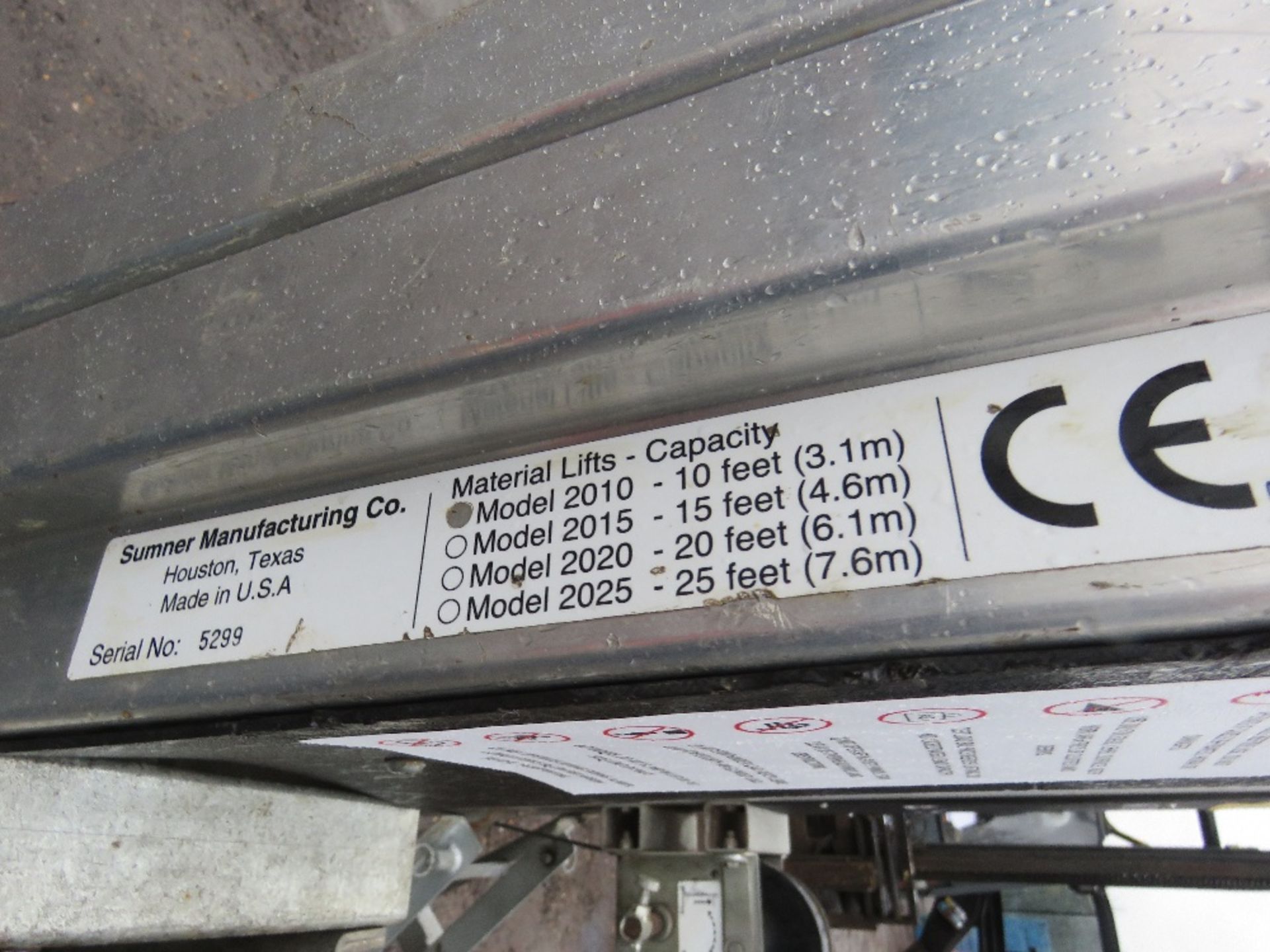 SUMNER 2010 MATERIAL HOIST, DIRECT FROM LOCAL COMPANY. COMES WITH FORKS. - Image 6 of 8