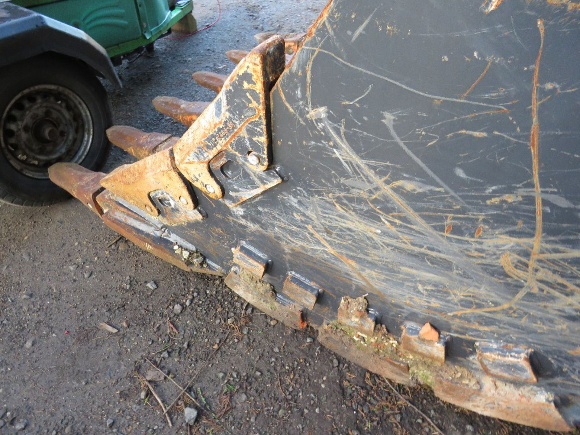 5FT WIDE ROCK DIGGING EXCAVATOR BUCKET. 90MM PINS. 41.5CM THROAT, 58CM CENTRES APPROX. LITTLE USED. - Image 6 of 6