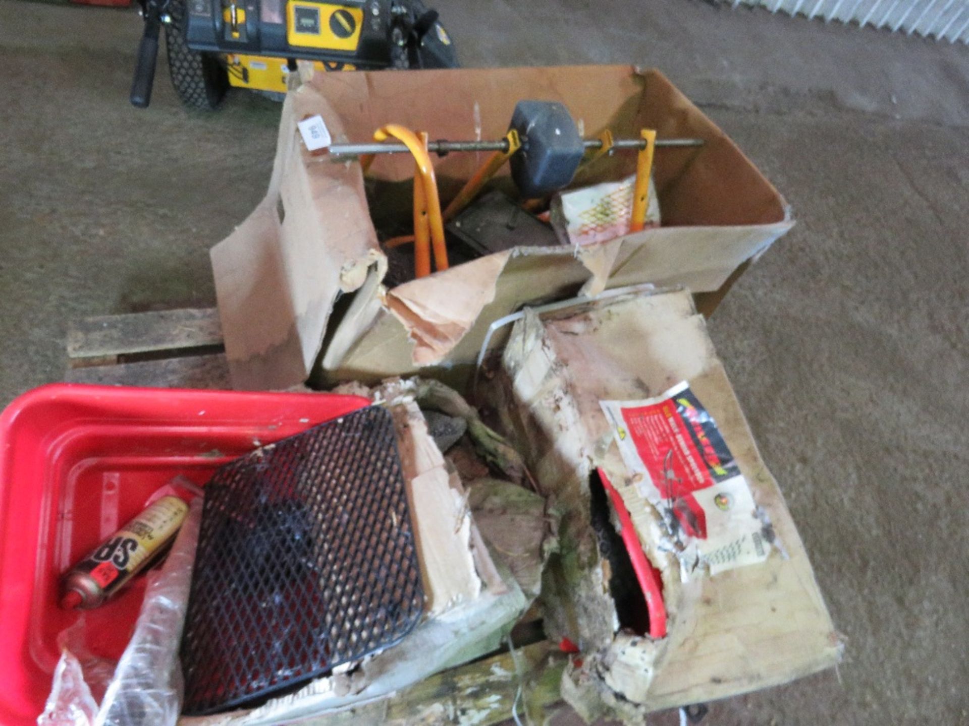 PALLET CONTAINING 3 X SALT SPREADERS. - Image 2 of 2