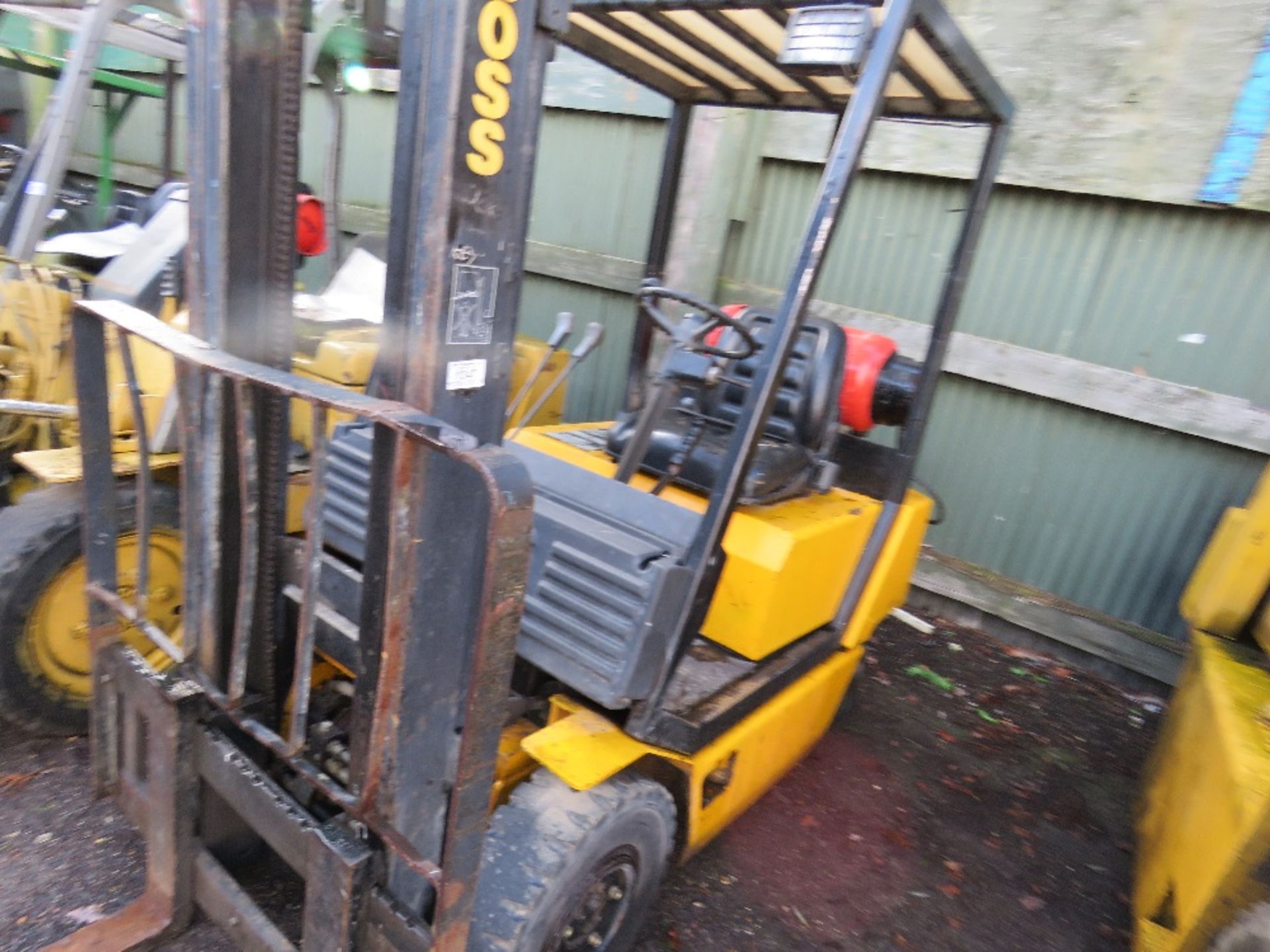 BOSS GAS POWERED FORKLIFT NH16 3.3M LIFT YEAR 93. WHEN TESTED WAS SEEN TO TURN OVER BUT NOT START. - Image 2 of 4