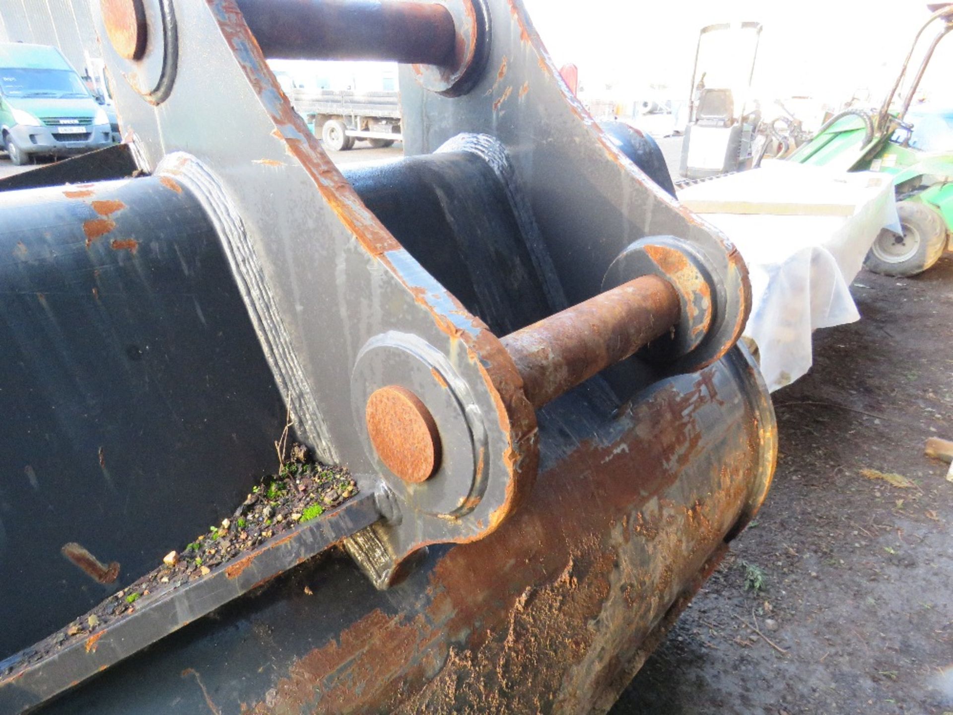 5FT WIDE ROCK DIGGING EXCAVATOR BUCKET. 90MM PINS. 41.5CM THROAT, 58CM CENTRES APPROX. LITTLE USED. - Image 5 of 6