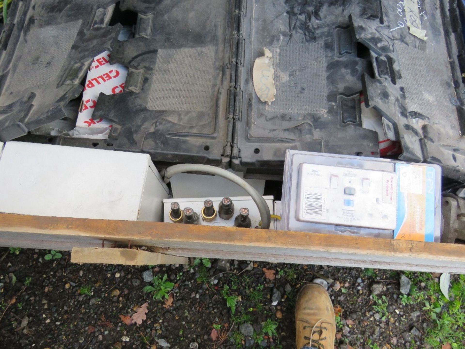 LARGE WOODEN STILLAGE BOX CONTAINING ELECTRICAL SWITCHGEAR ETC. - Image 3 of 6