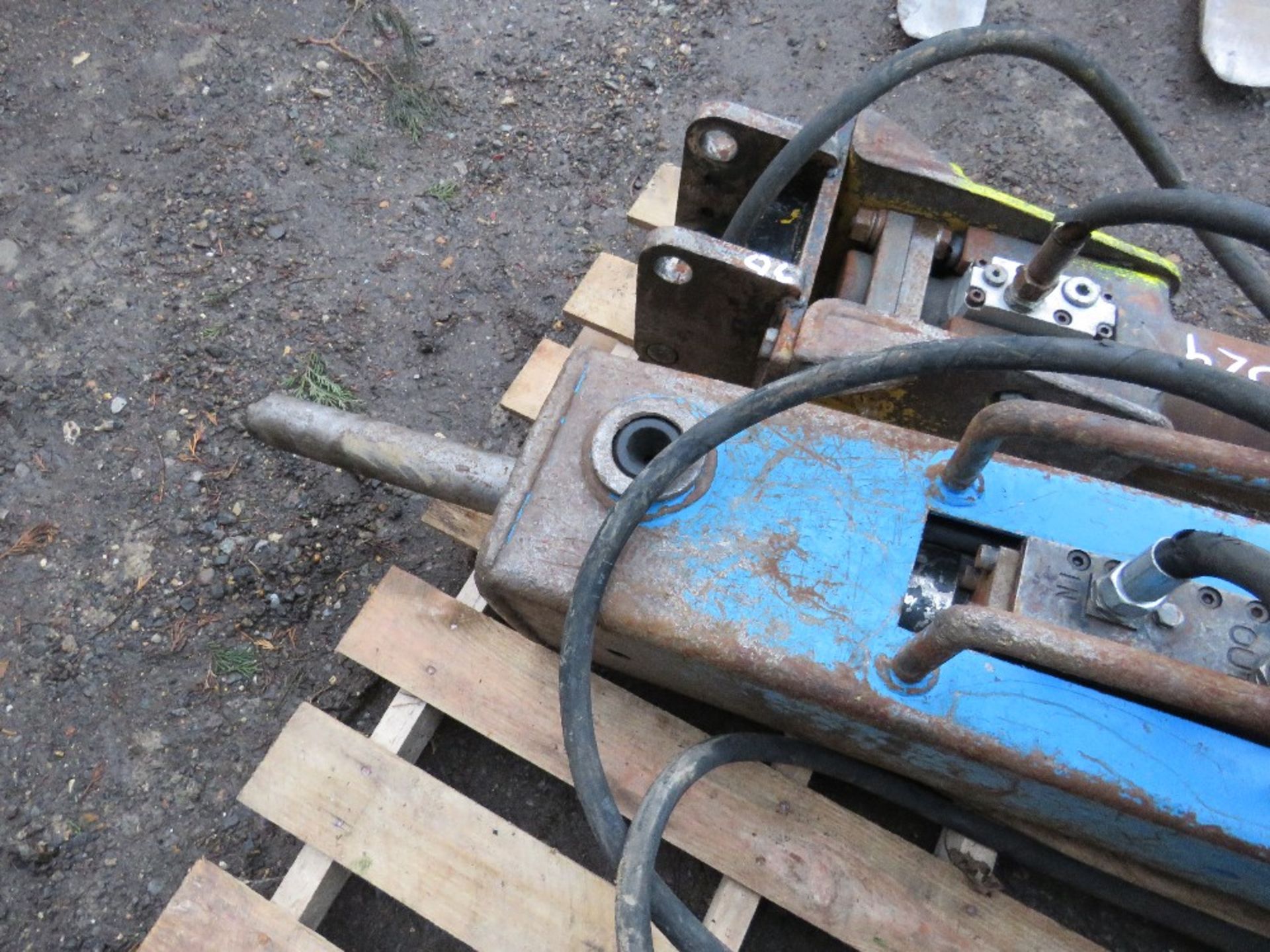 HYDRAULIC EXCAVATOR BREAKER ON 40MM PINS, CONDITION UNKNOWN. - Image 2 of 3