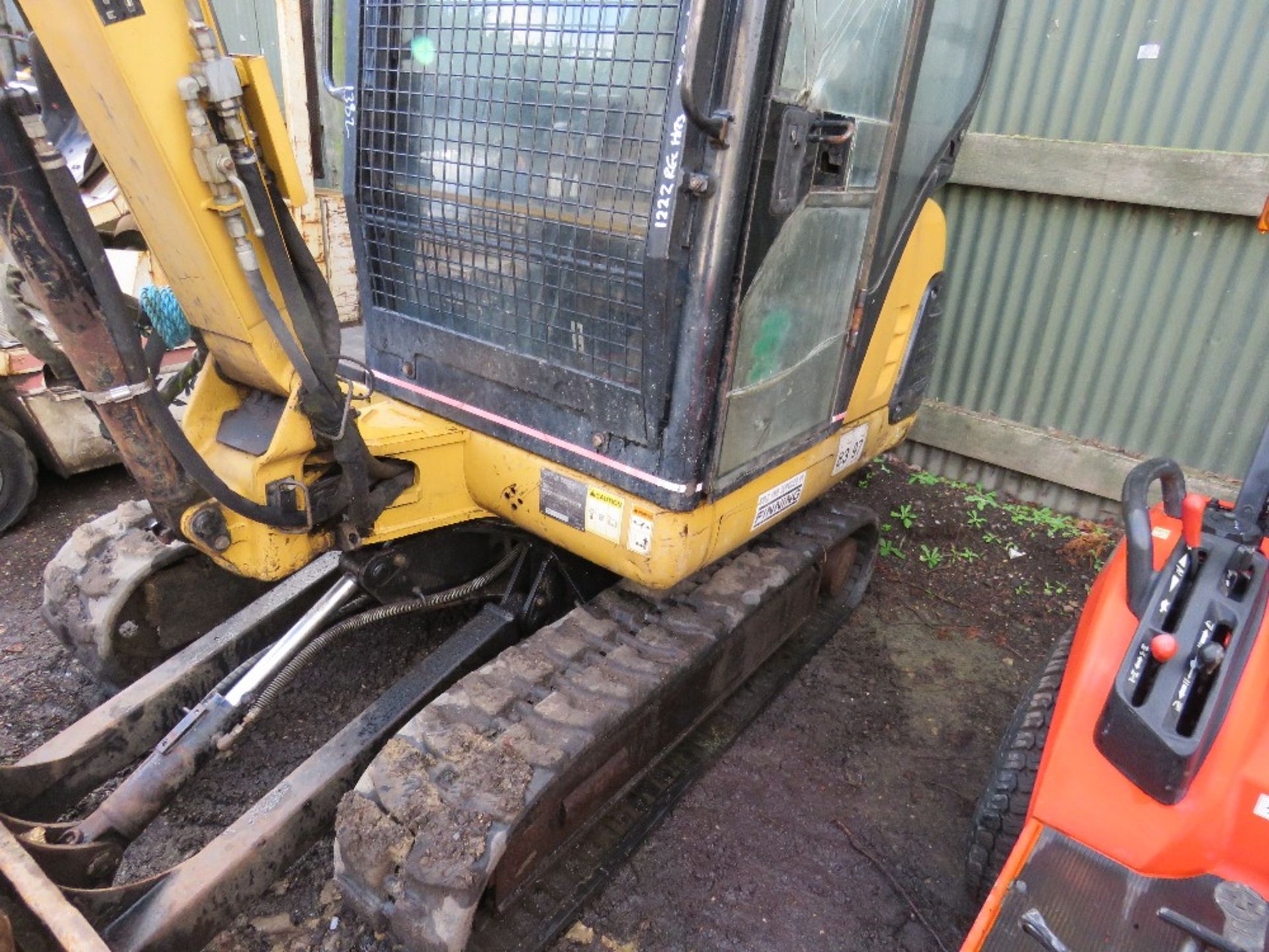 CATERPILLAR 302.5 MINI EXCAVATOR WITH 2 BUCKETS AND A CAT BREAKER. YEAR 2001. 1222 REC HRS (UNVERIFI - Image 4 of 11