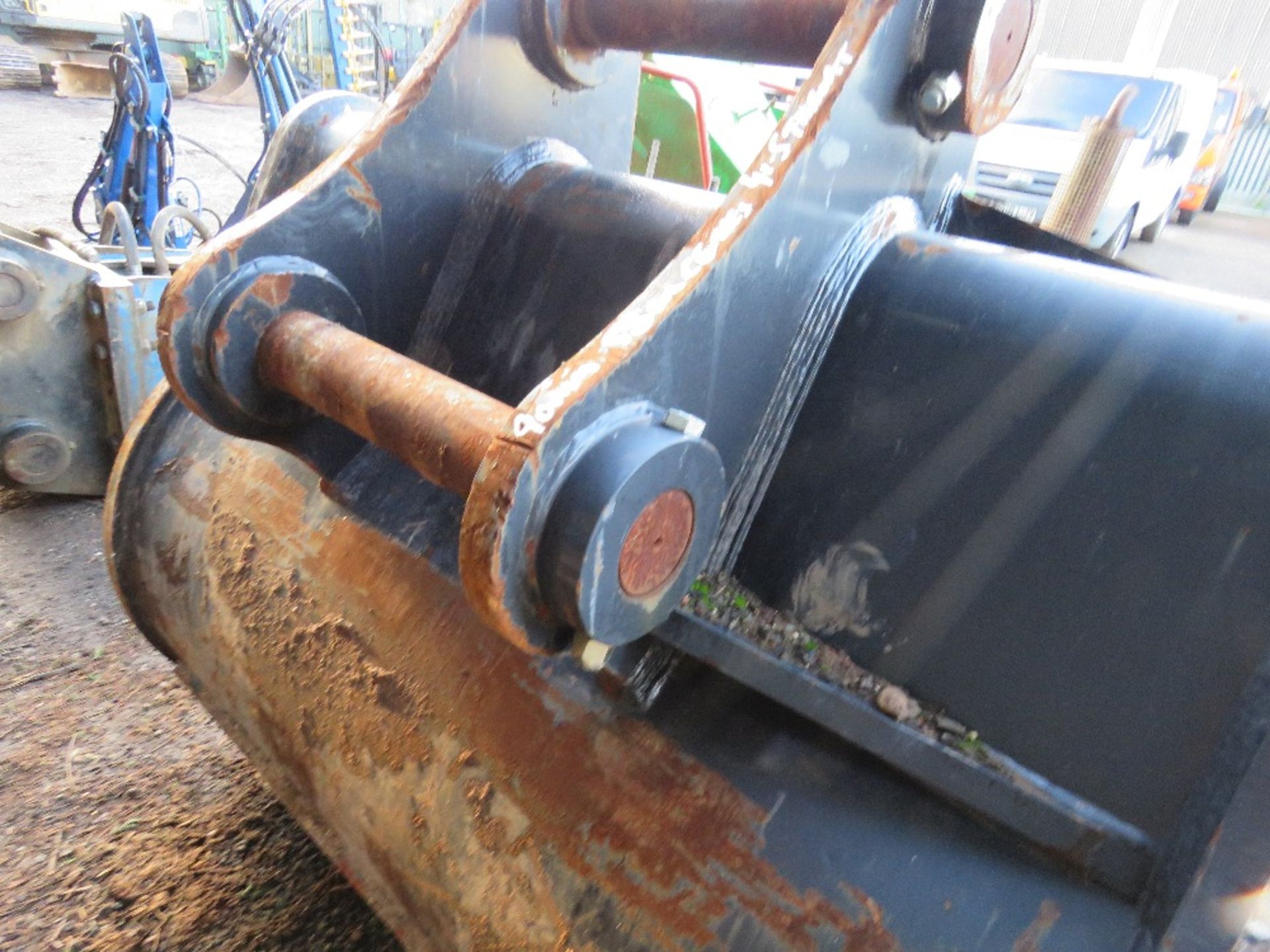 5FT WIDE ROCK DIGGING EXCAVATOR BUCKET. 90MM PINS. 41.5CM THROAT, 58CM CENTRES APPROX. LITTLE USED. - Image 4 of 6