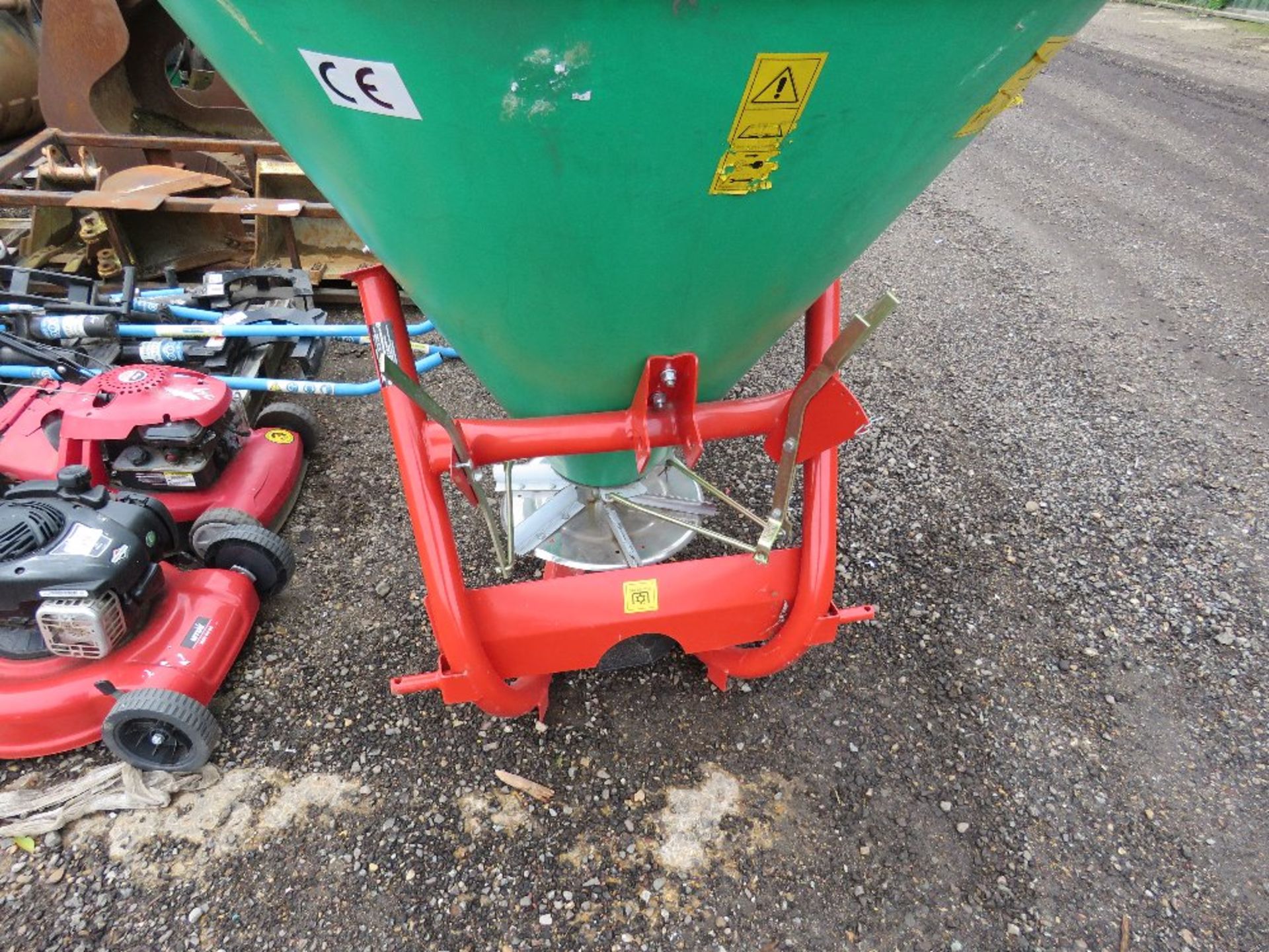 AGROMEX 500 LITRE TRACTOR MOUNTED FERTILISER SPREADER WITH PTO. 500 LITRE SIZE. UNUSED. - Image 3 of 3