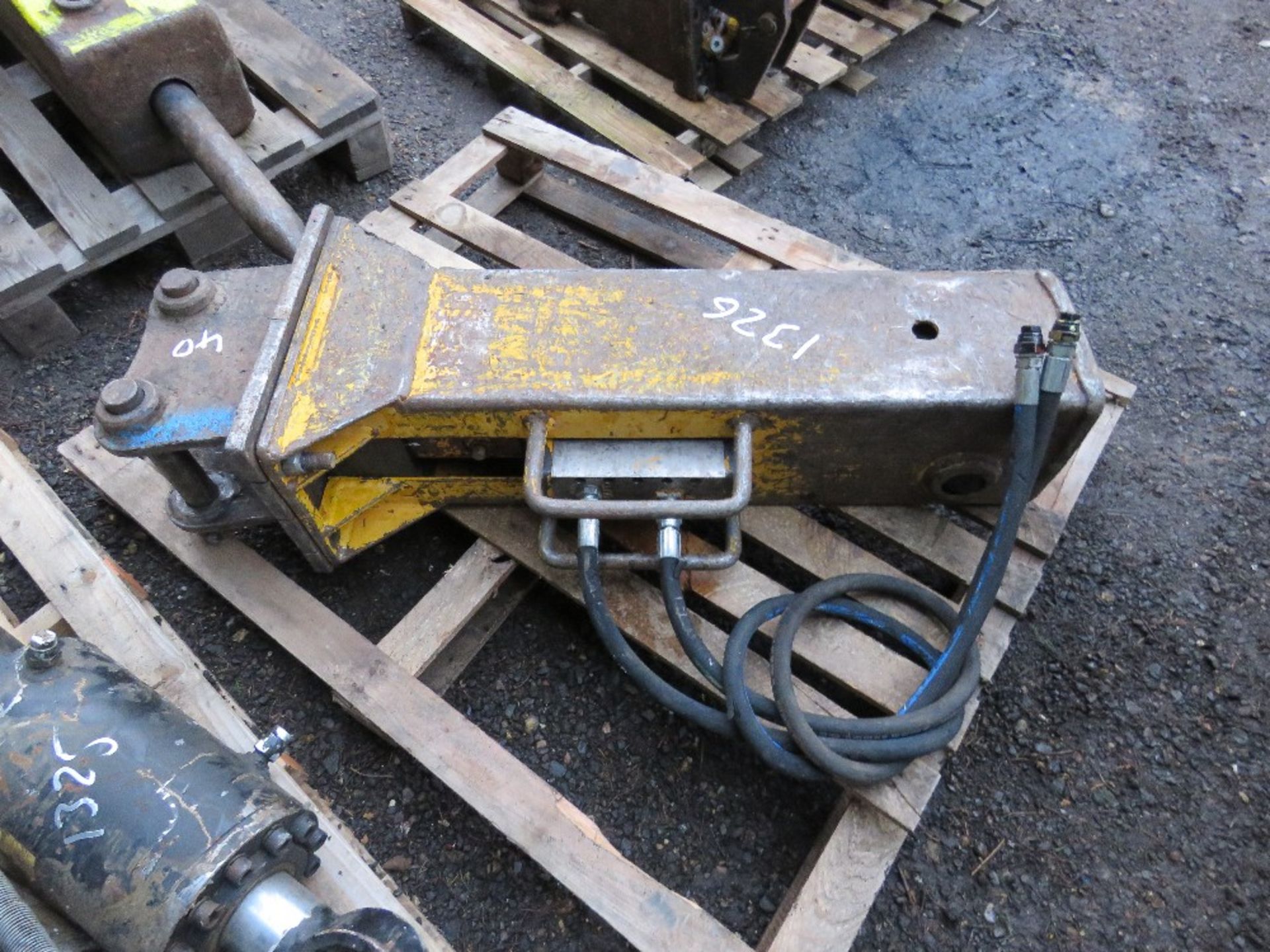 HYDRAULIC EXCAVATOR BREAKER ON 40MM PINS, CONDITION UNKNOWN.