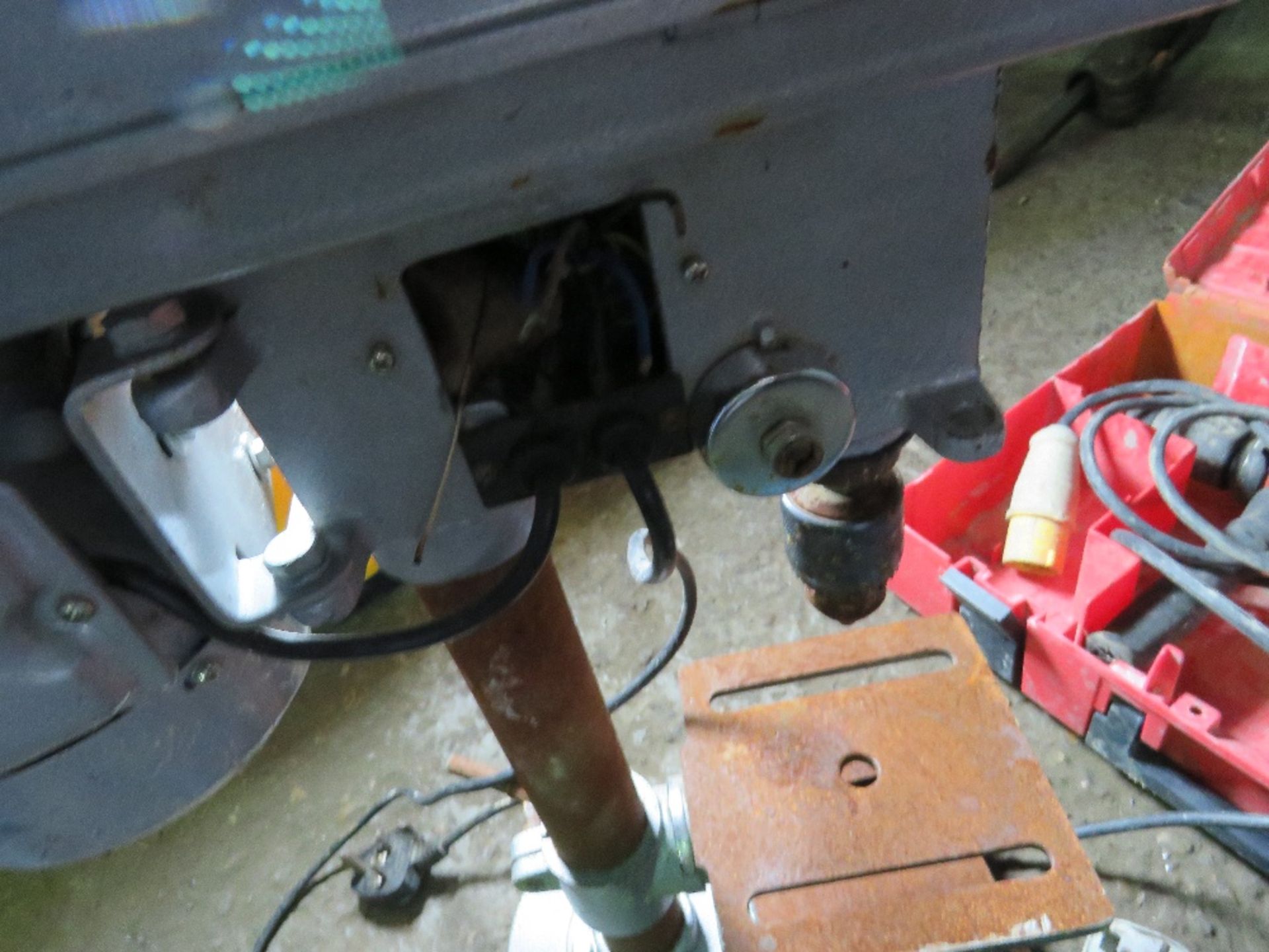 PILLAR DRILL PLUS BENCH GRINDER. SWITCH MISSING FROM DRILL. - Image 3 of 4