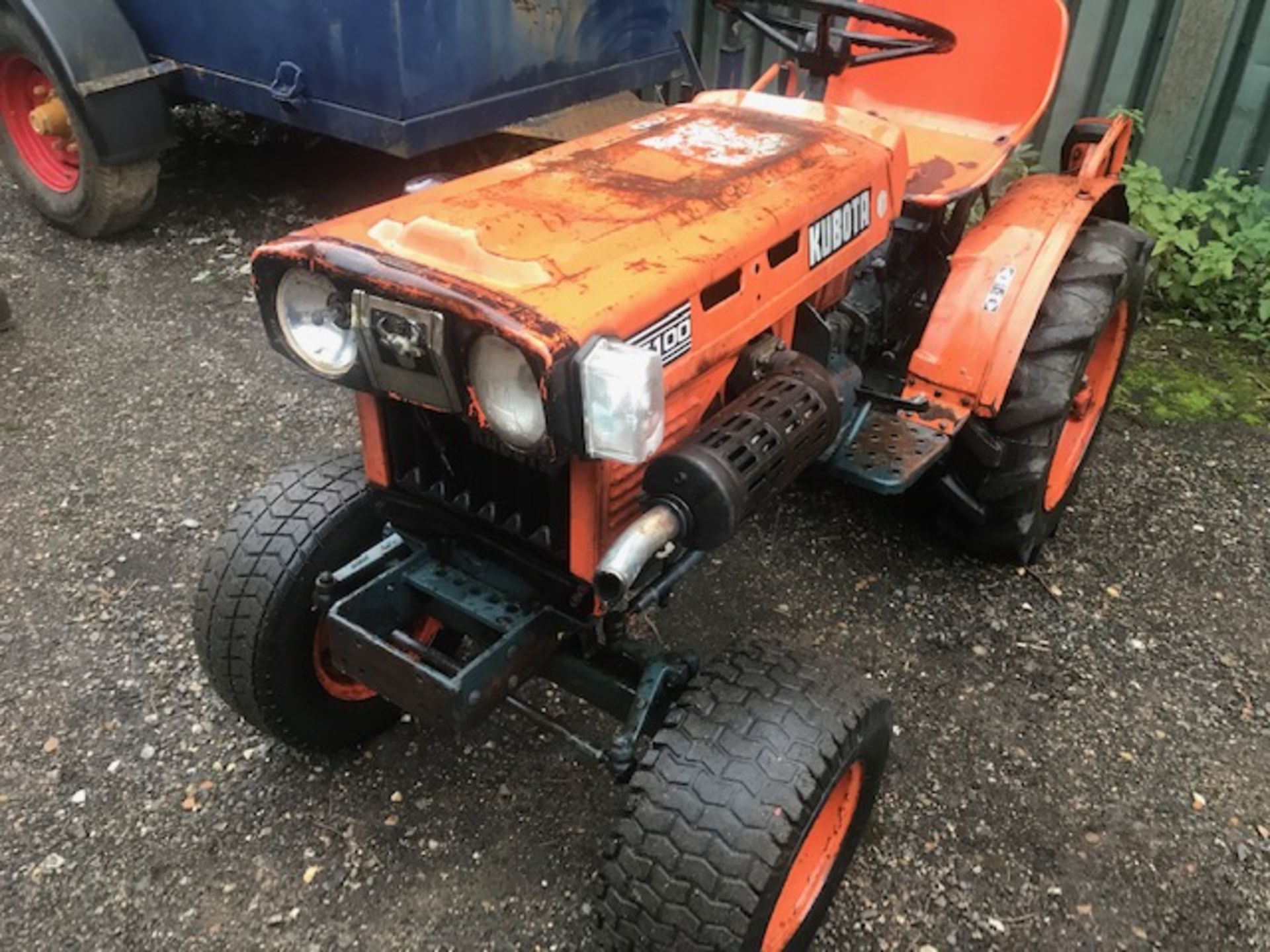 KUBOTA COMPACT TRACTOR ON GRASS TYRES. WHEN TESTED WAS SEEN TO DRIVE, STEER AND BRAKE. - Image 2 of 7