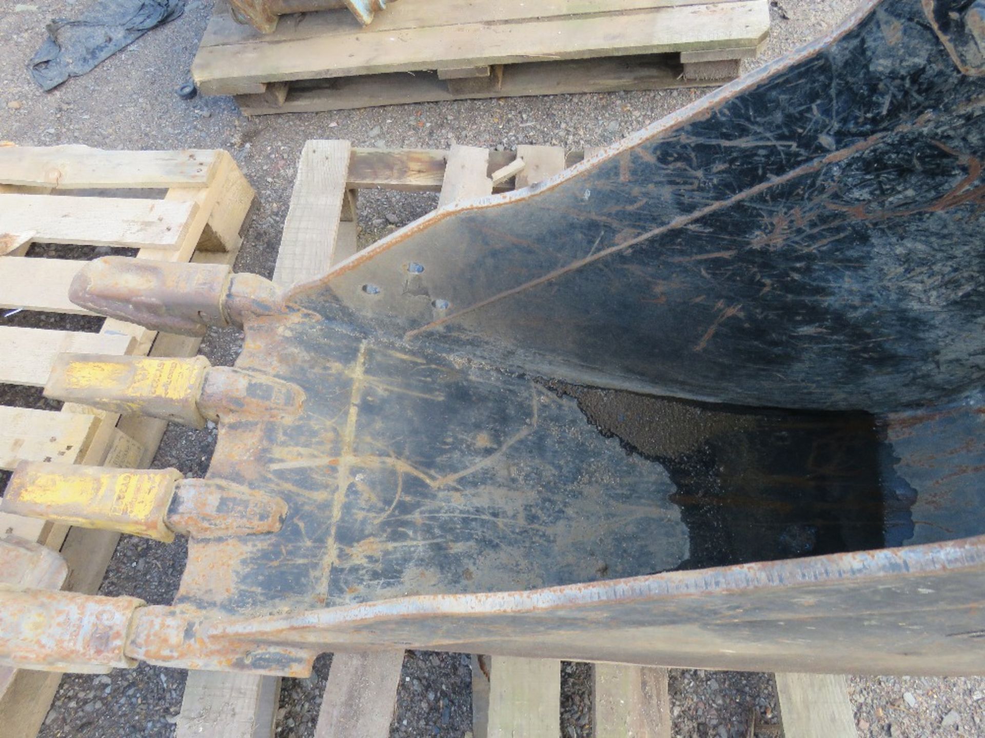 1 X CAT EXCAVATOR BUCKET ON 50MM PINS. 18" WIDTH. - Image 2 of 5