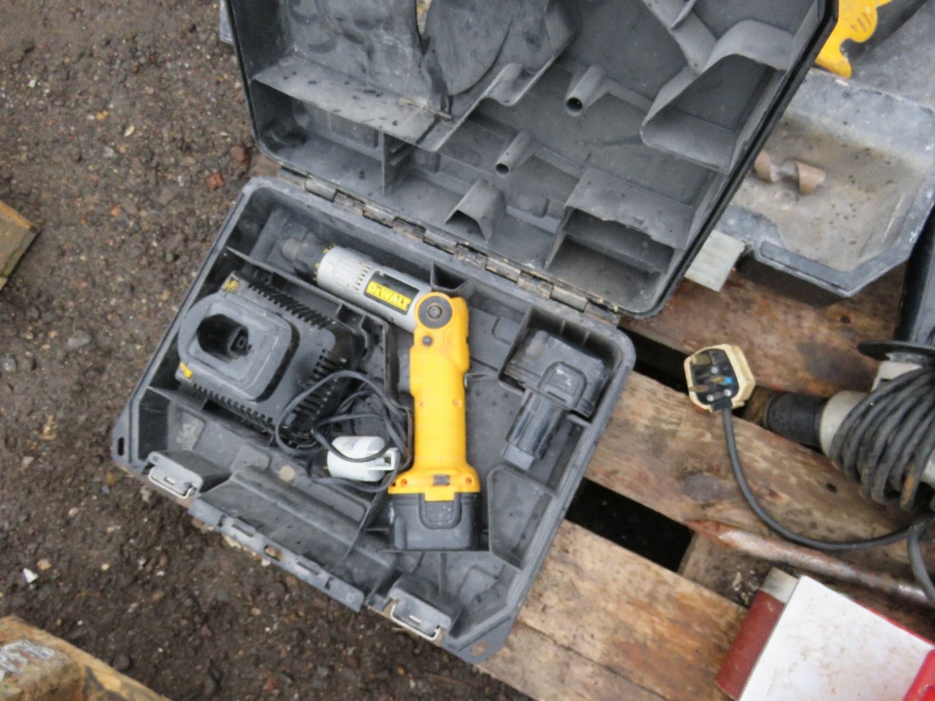 PALLET OF DEWALT AND OTHER POWER TOOLS, CONDITION UNKNOWN. - Image 3 of 7