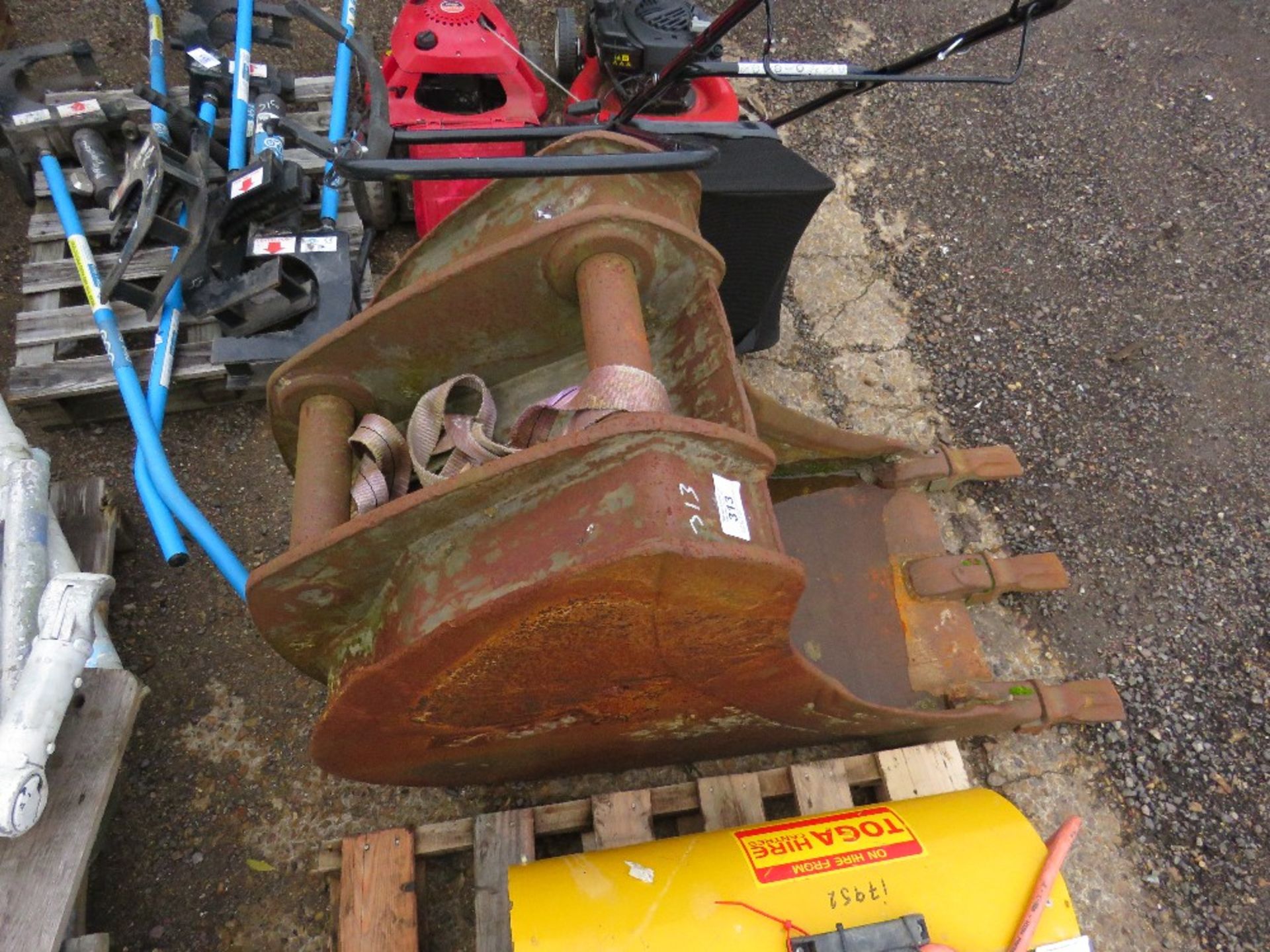 SCOOP 2 FOOT DIGGING BUCKET WITH NEW TEETH ON 65MM PINS AT 41.5CM CENTRE. - Image 2 of 3