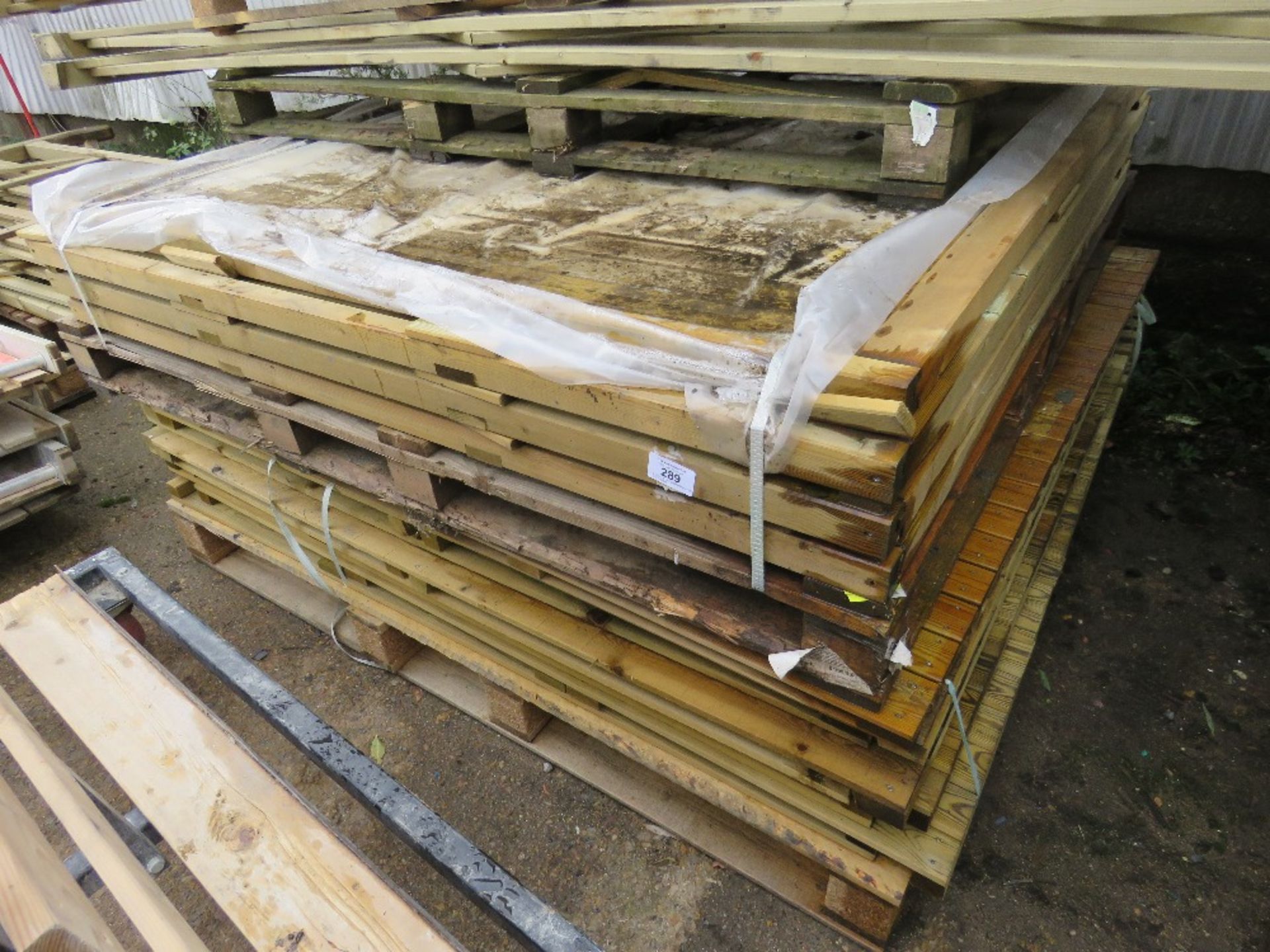 2 X PALLETS CONTAINING APPROX 11 X ASSORTED FENCE PANELS.