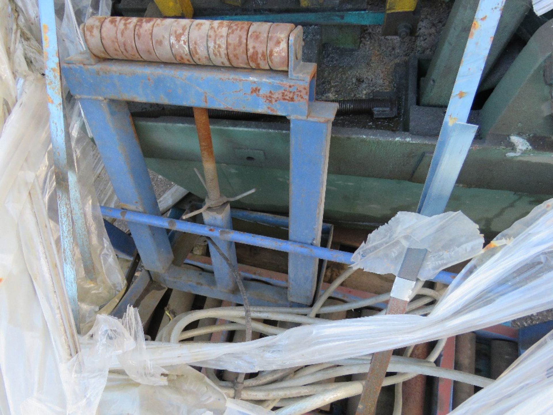 POWER HACKSAW WITH ROLLER BED FEED TABLE. - Image 3 of 6