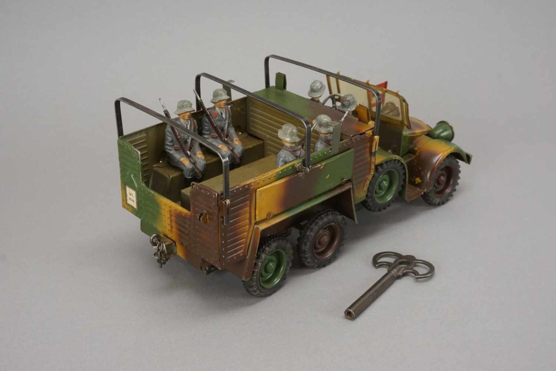 Krupp dreiachsiger Mannschaftswagen mit schweren Flak-Scheinwerferwagen - Bild 5 aus 8