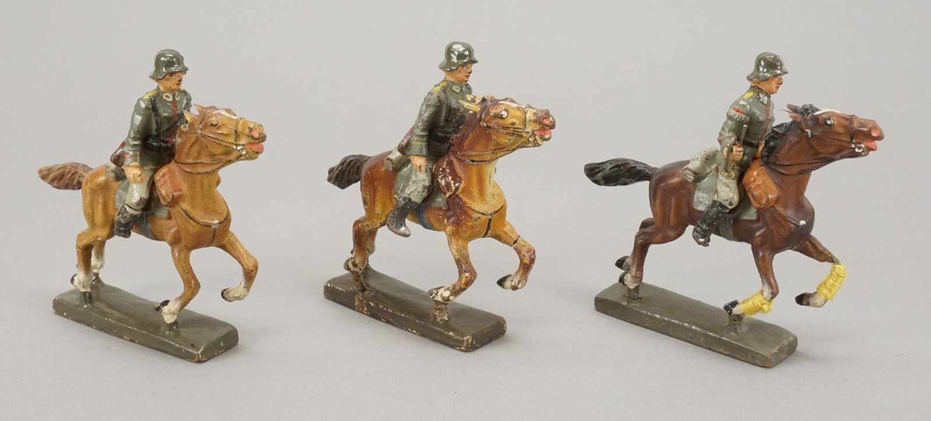 Sieben Lineol Wehrmacht Kavallerie-Soldaten mit Karabiner auf Pferd, um 1940 - Bild 4 aus 4