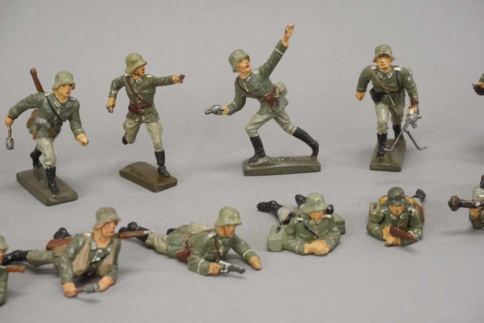 17 Lineol Wehrmachtssoldaten Sturmtrupp und liegende Soldaten, um 1940 - Bild 4 aus 4