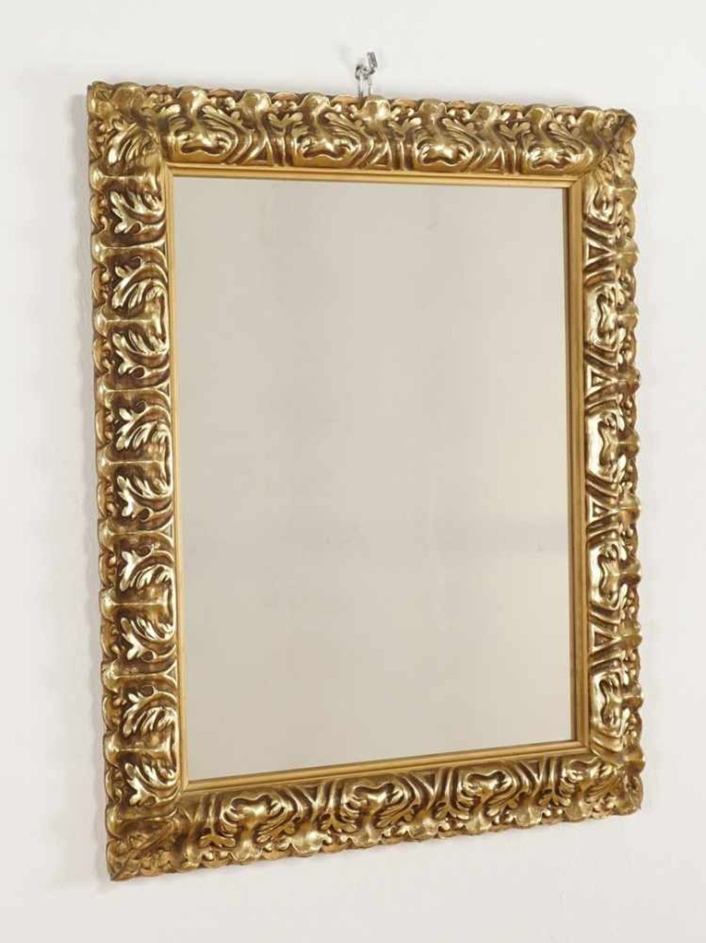 Spiegel im goldfarbenen Rahmen