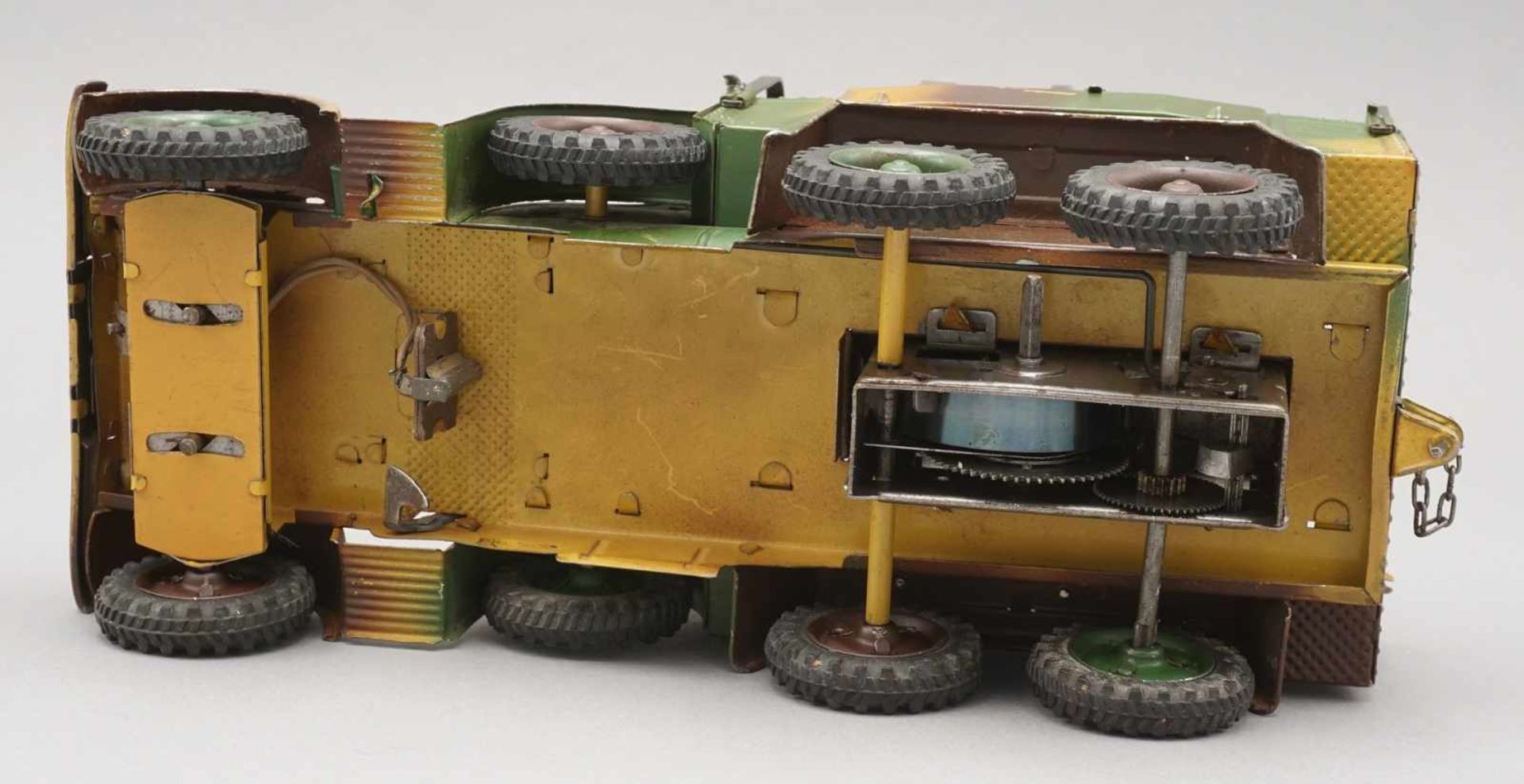 Krupp dreiachsiger Mannschaftswagen mit schweren Flak-Scheinwerferwagen - Bild 8 aus 8