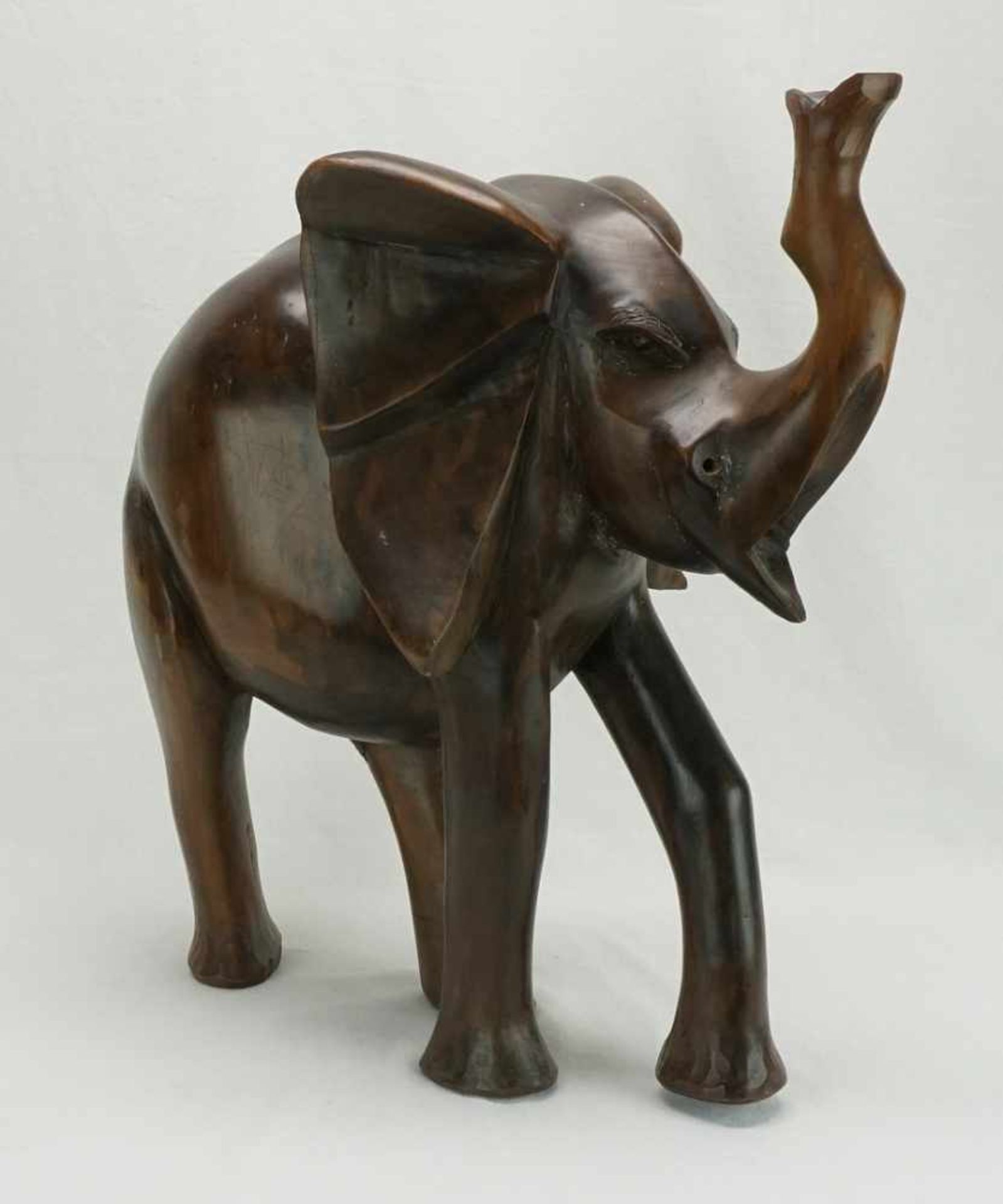 Großer geschnitzter Elefant mit erhobenem Rüssel - Image 2 of 2