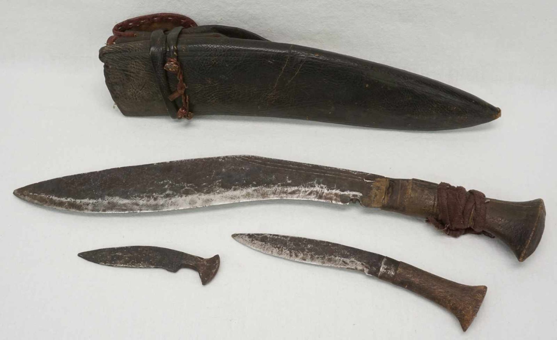 Großes Khukuri / Kukri Messer mit Beimessern und Scheide, Nepal, um 1900
