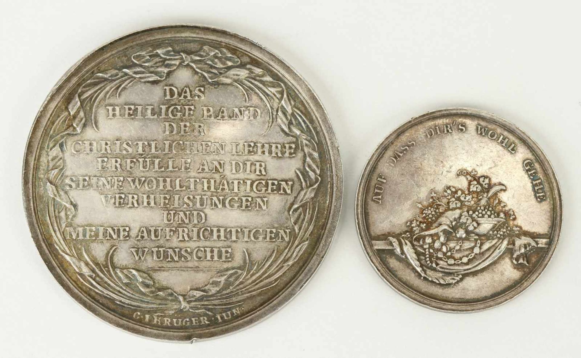 Eine Taufmedaille und eine Medaille mit biblischer Szene - Bild 2 aus 2