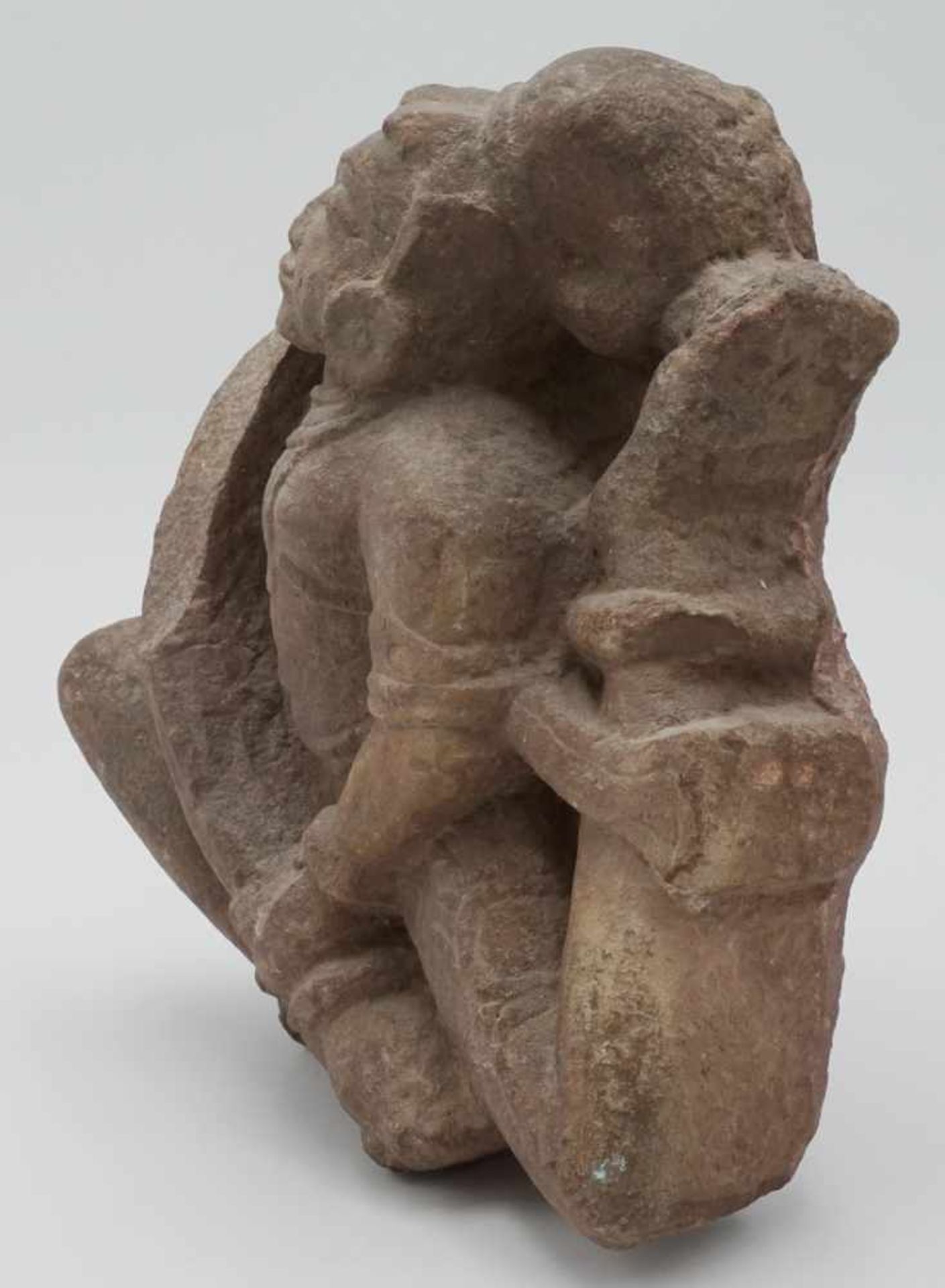 Figur eines Deva, Indien, wohl 8. Jh. n. Chr. - Bild 2 aus 4
