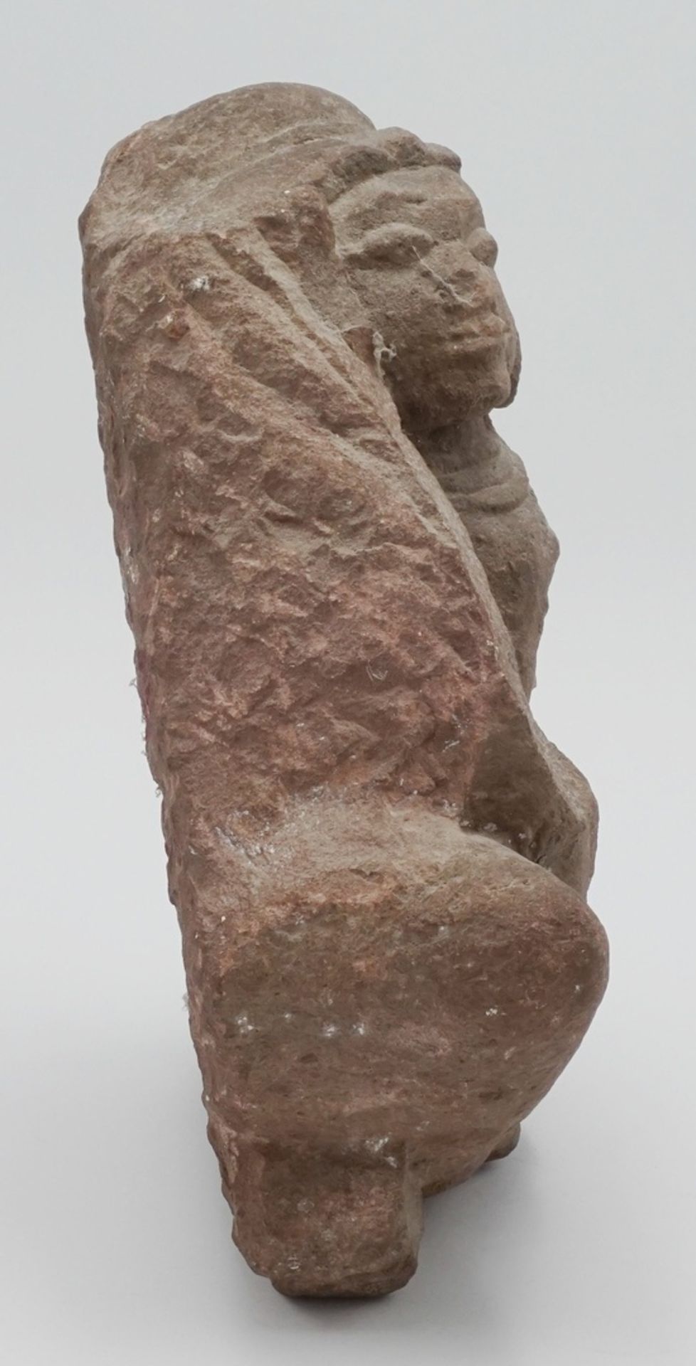 Figur eines Deva, Indien, wohl 8. Jh. n. Chr. - Bild 4 aus 4