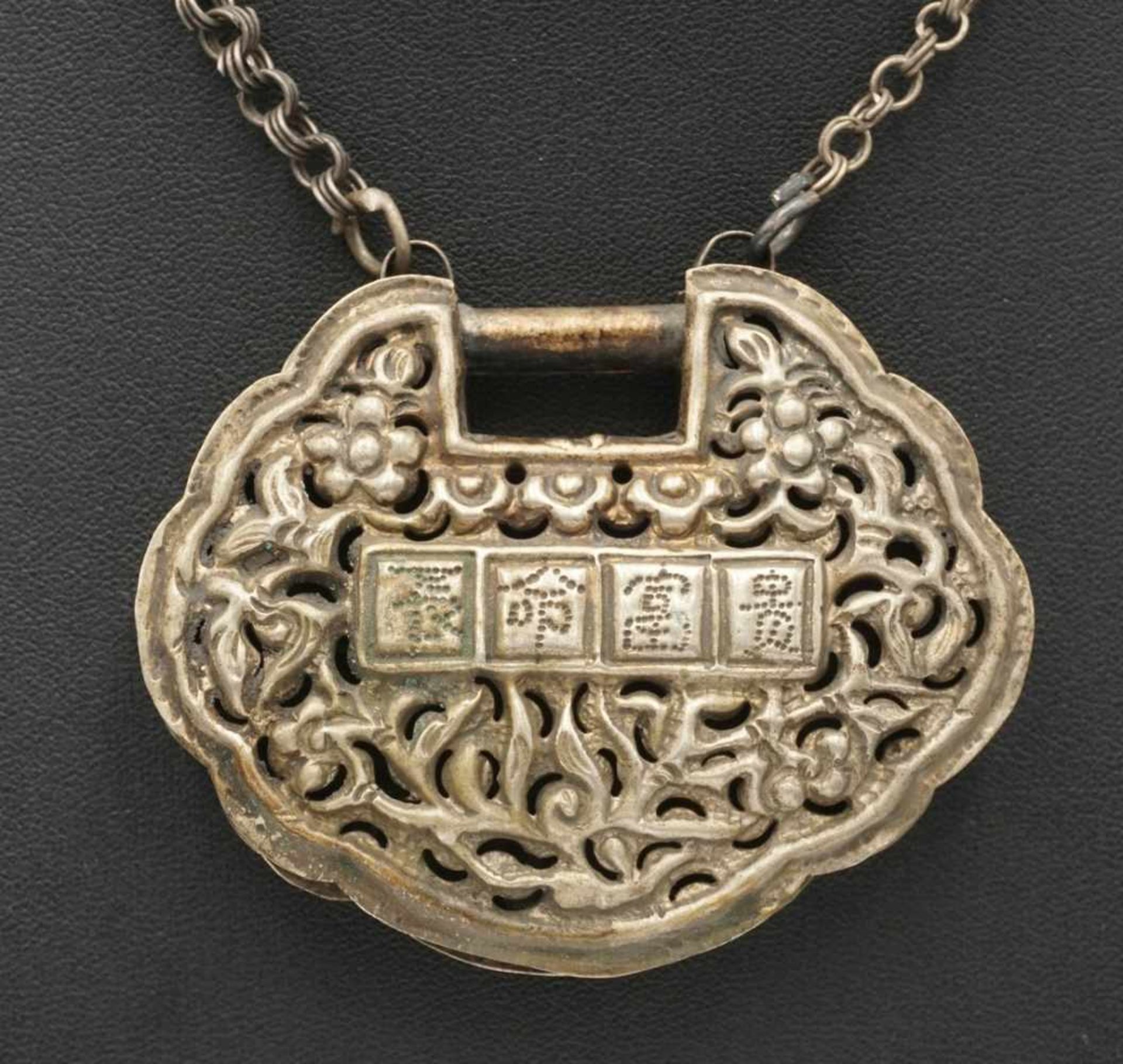 Kette mit durchbrochenem Amulett, China, 19./20. Jh. - Bild 2 aus 5