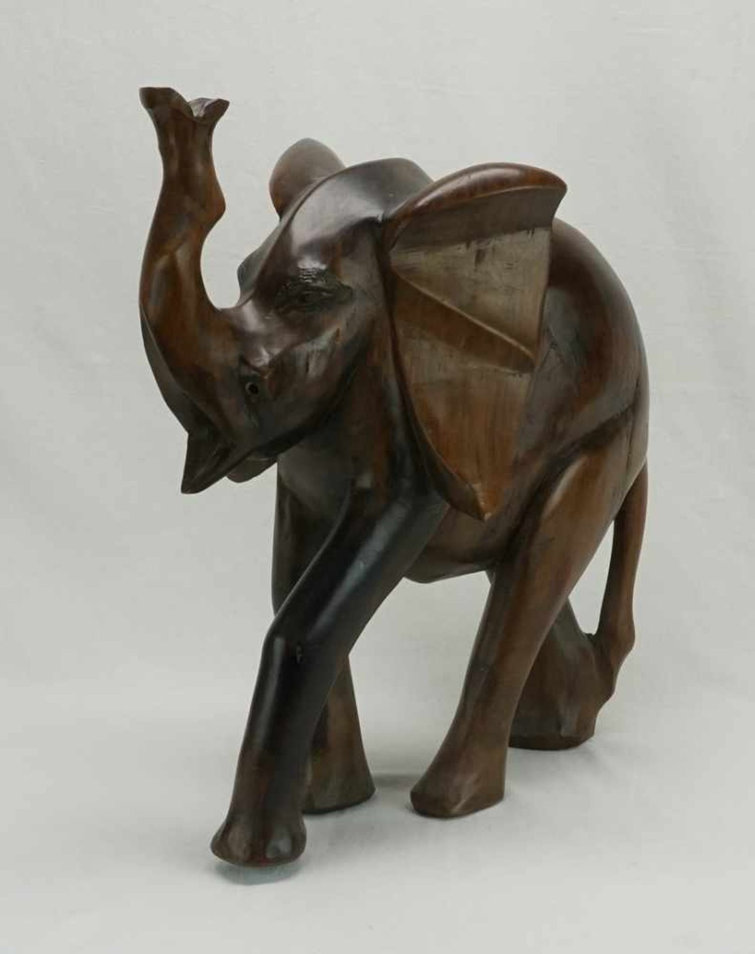 Großer geschnitzter Elefant mit erhobenem Rüssel