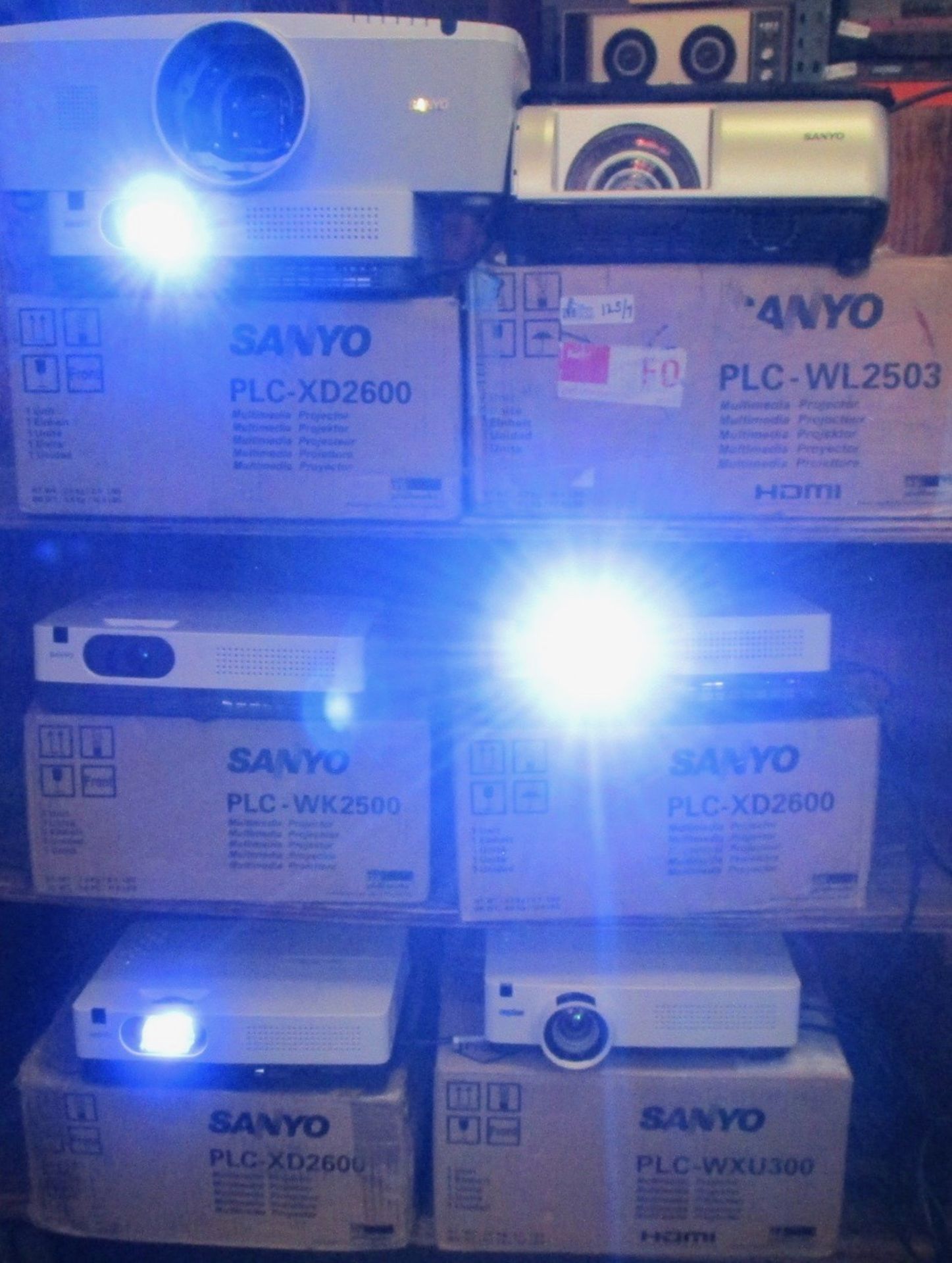LOT OF 7 SANYO PROJECTORS - Image 2 of 2