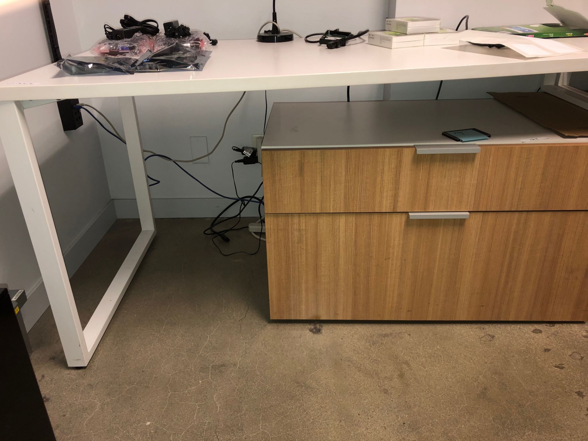 LOT OF 2 HON WHITE MEDIA DESKS AND RETURNS