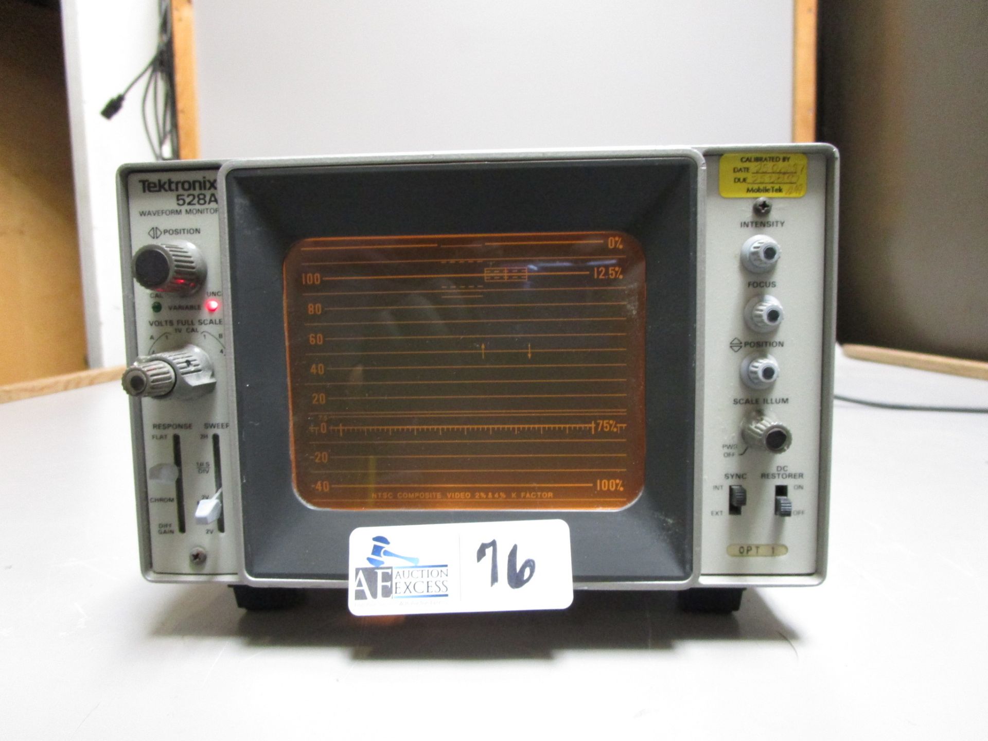 TEKTRONIX 528A WAVEFORM MONITOR AND VECTOR SCOPE