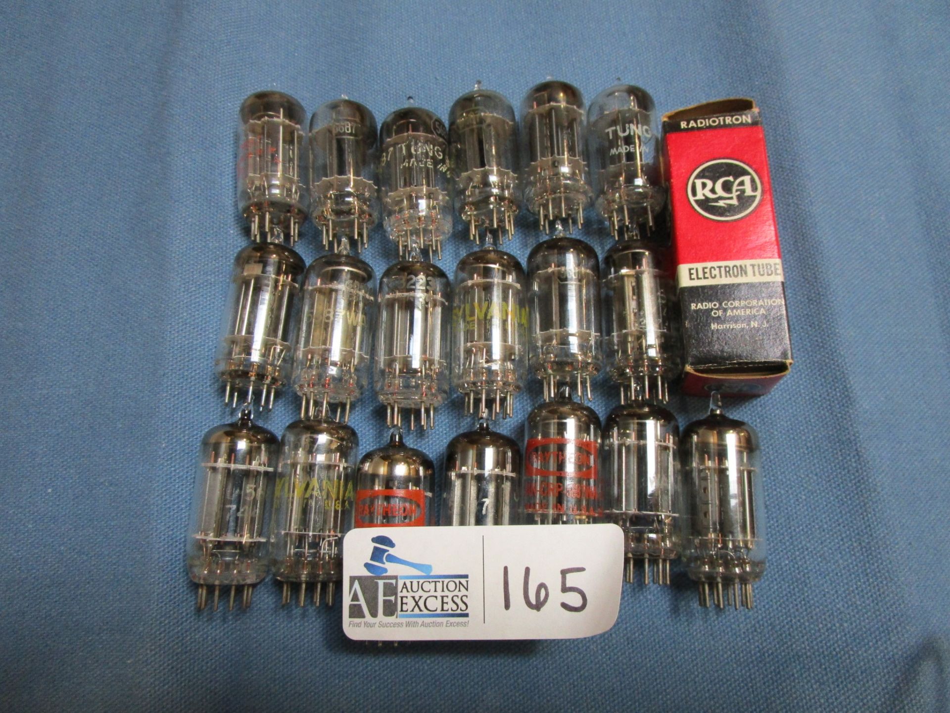 BOX VINTAGE 5687 TUBES