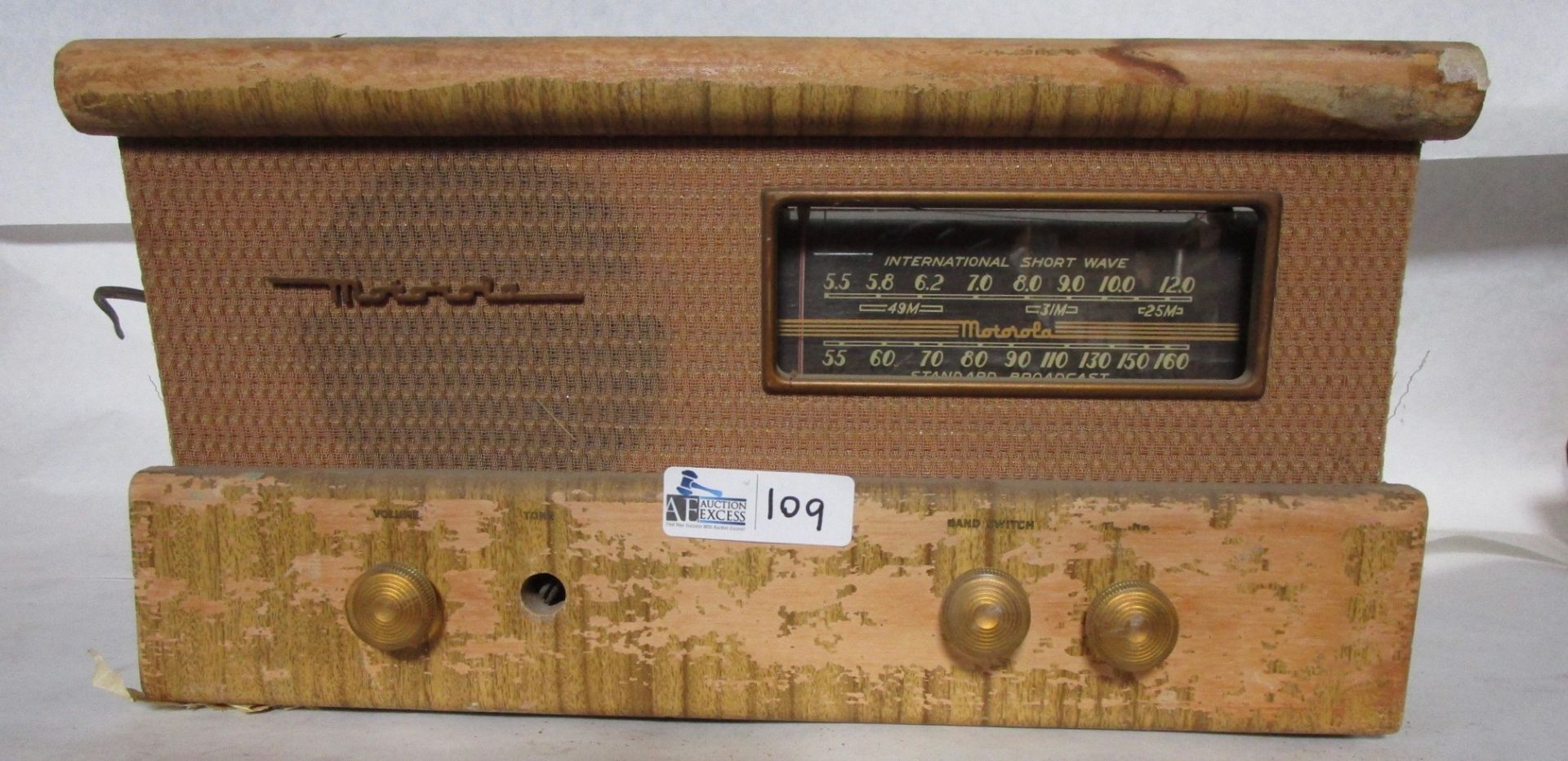 MOTOROLLA STANDARD BROADCAST SHORT WAVE RADIO