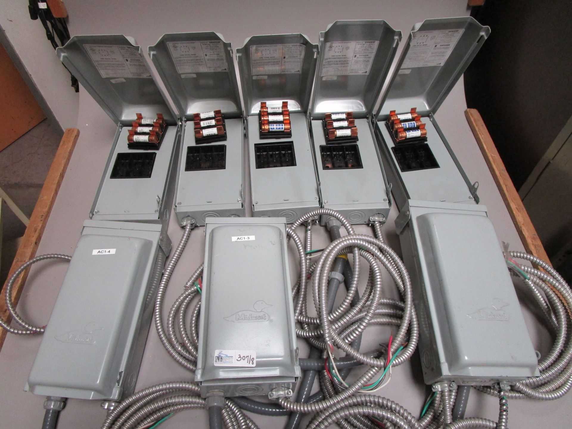 LOT OF 8 UO653F 60 AMP 3 POLE 3 PHASE ENCLOSURES - Image 2 of 3