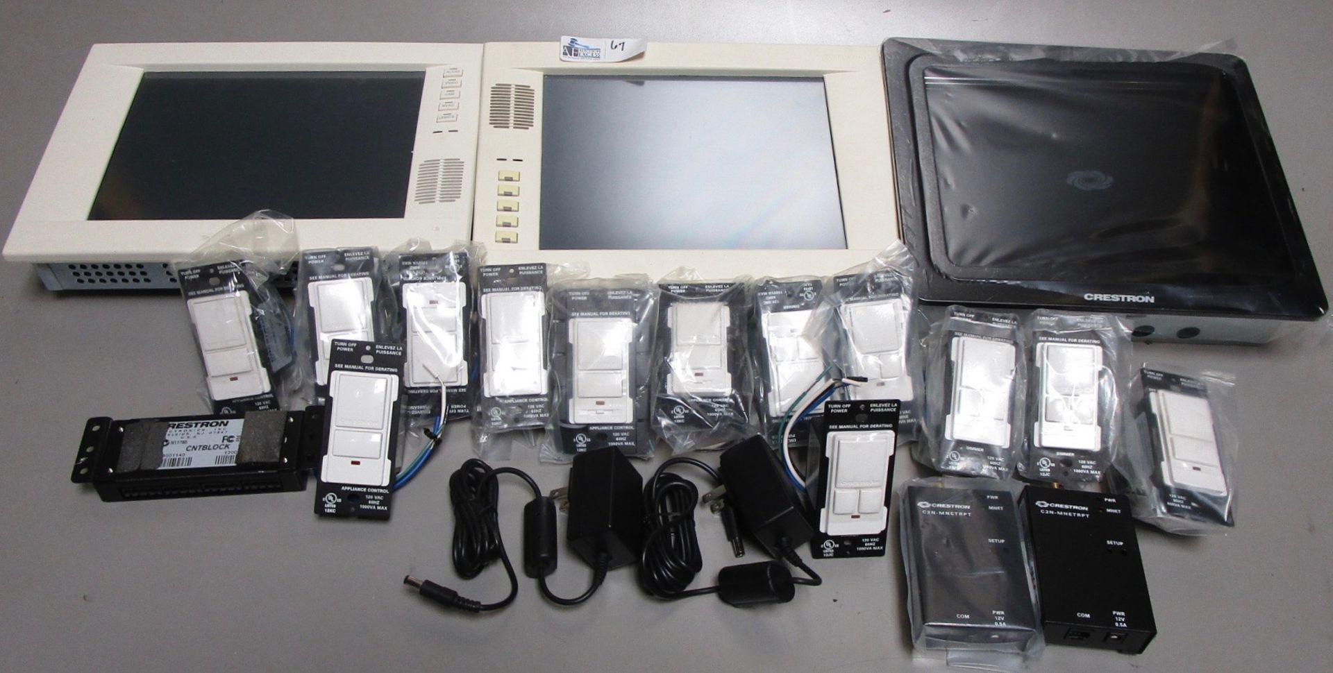 LOT CRESTRON ACCESSORIES