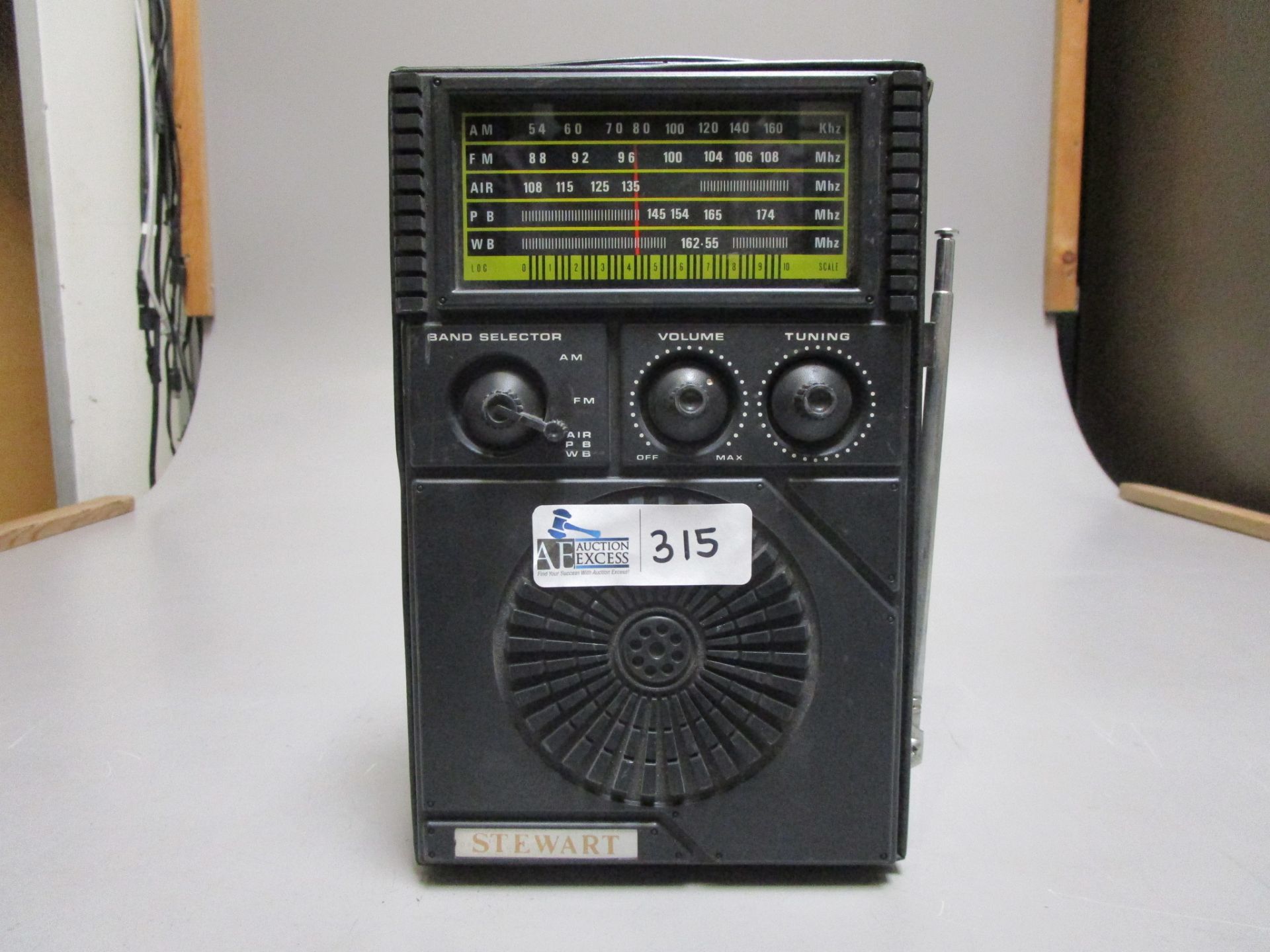 VINTAGE STEWART ST-825 RADIO