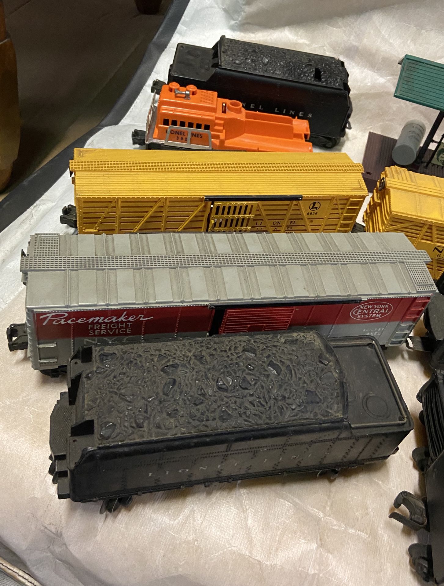 BOX VINTAGE LIONEL TRAINS/ACCESSORIES - Image 2 of 5