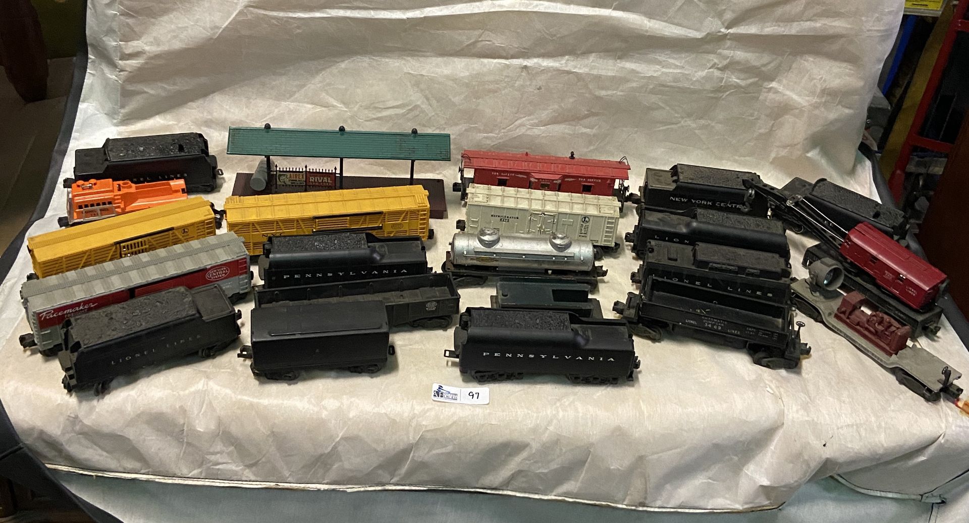 BOX VINTAGE LIONEL TRAINS/ACCESSORIES