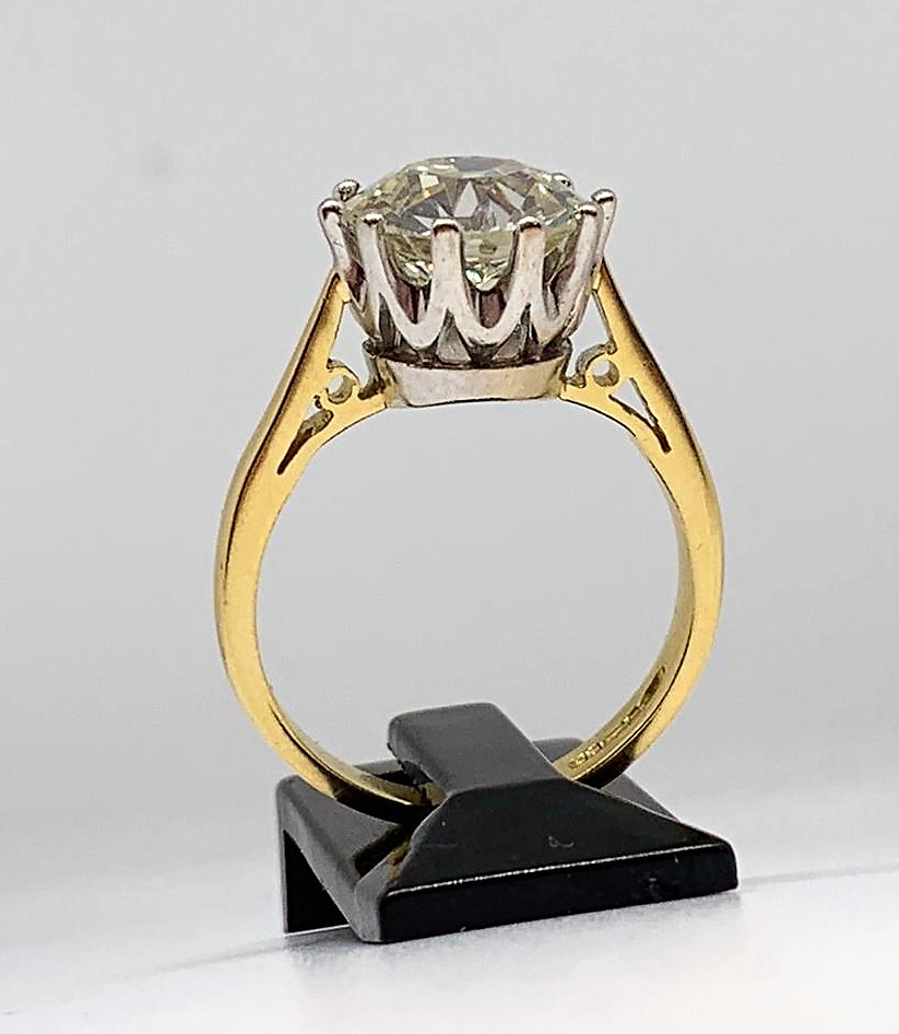 Fine 18ct gold / diamond ring