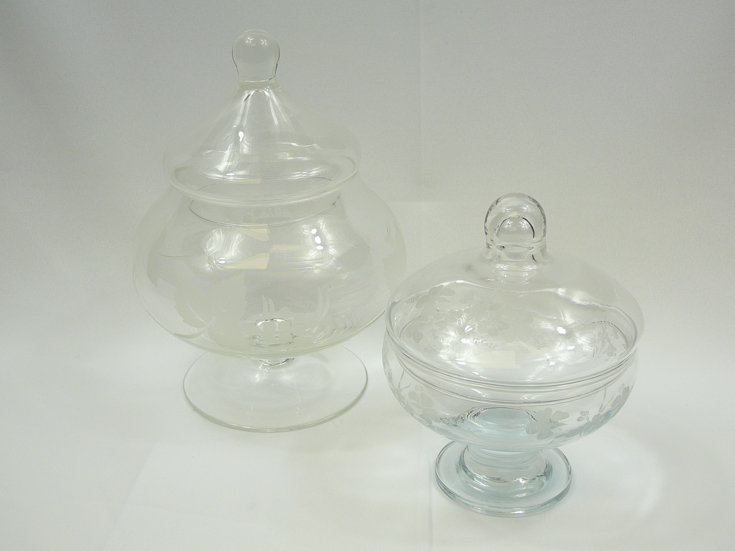 Pair of lidded glass bonbon dishes - Image 3 of 3