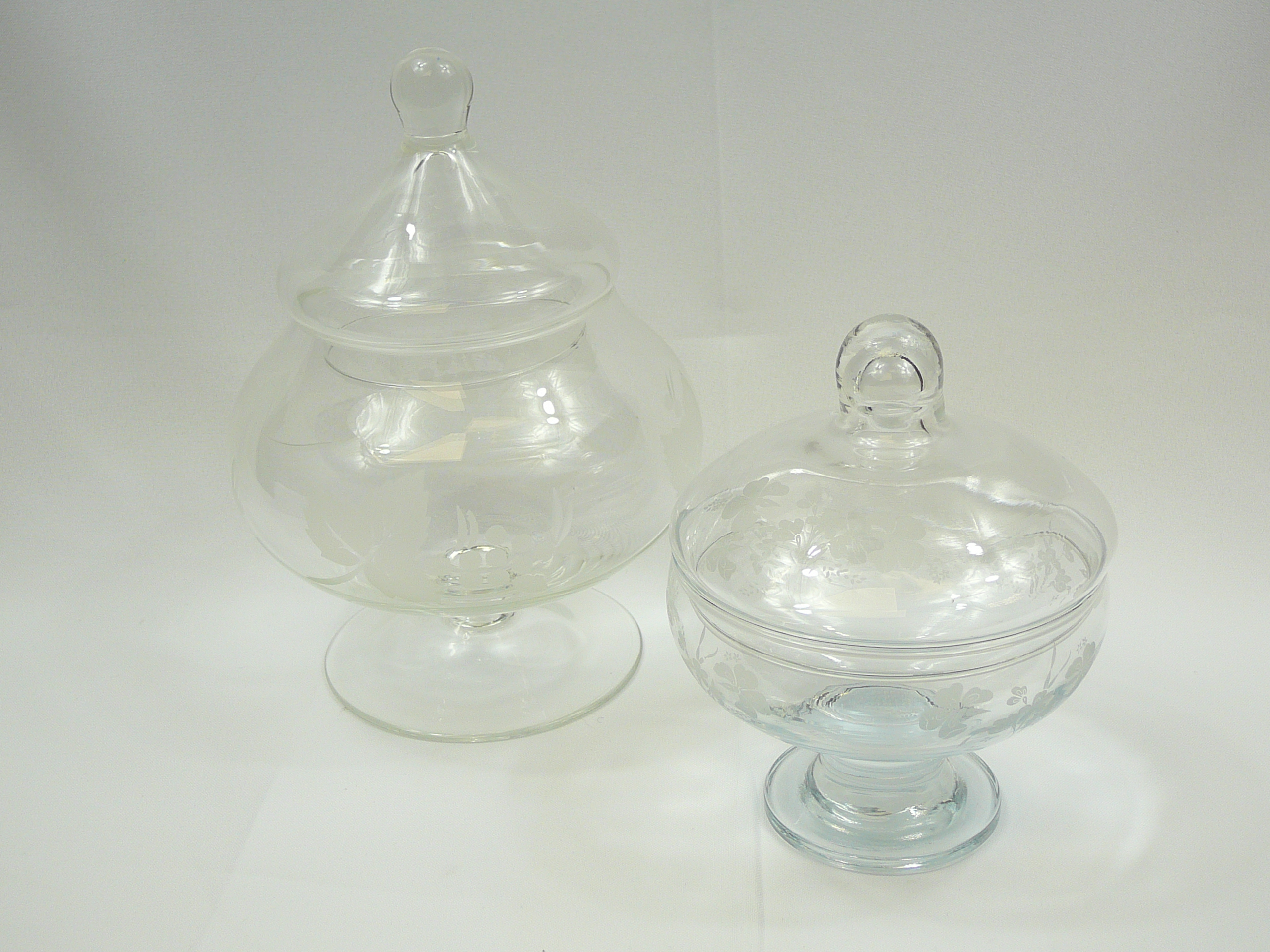 Pair of lidded glass bonbon dishes - Image 2 of 3