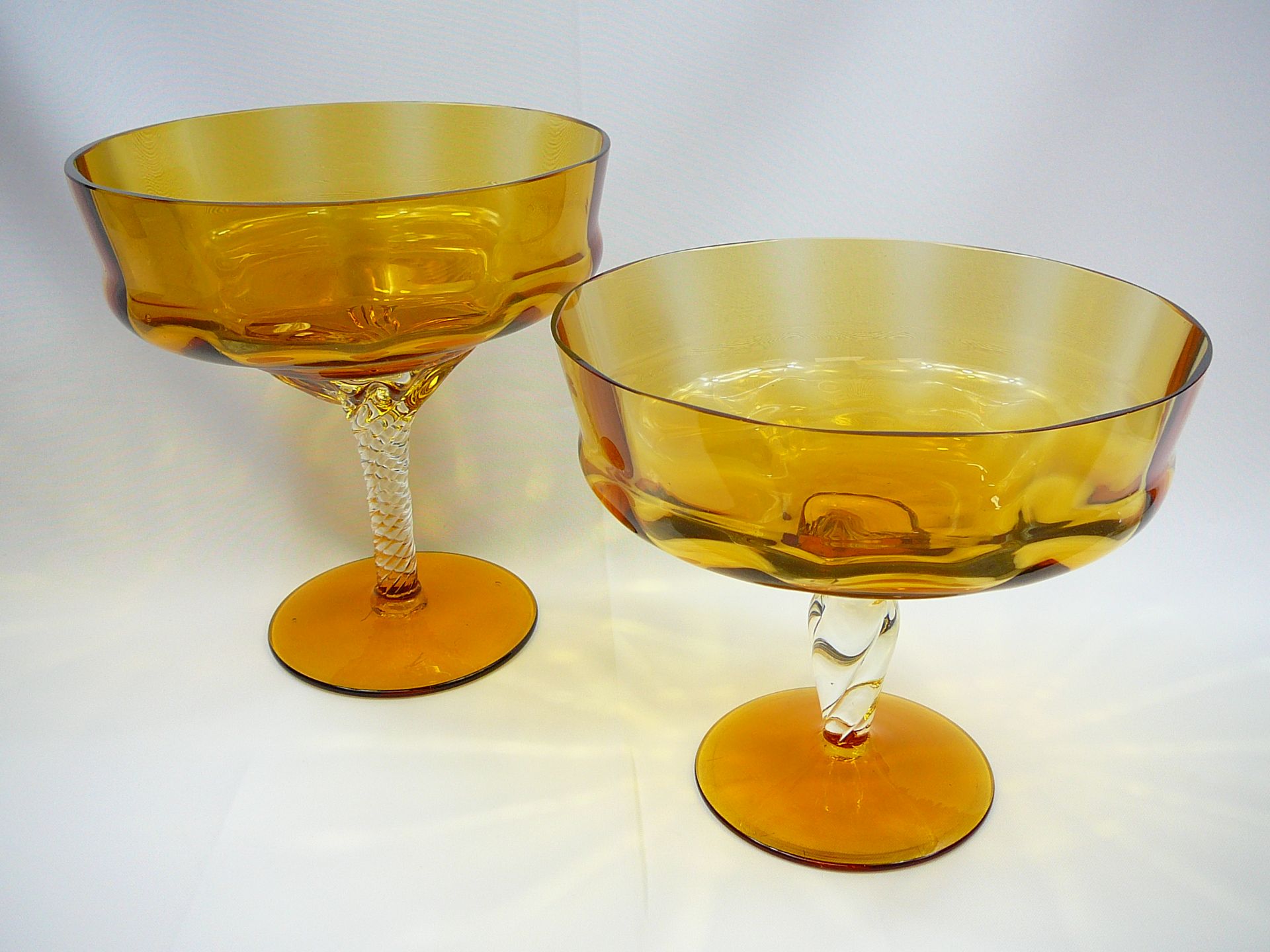 Pair of amber glass graduated tazzas - Image 3 of 3