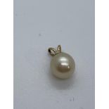 9 carat yellow gold pearl pendant